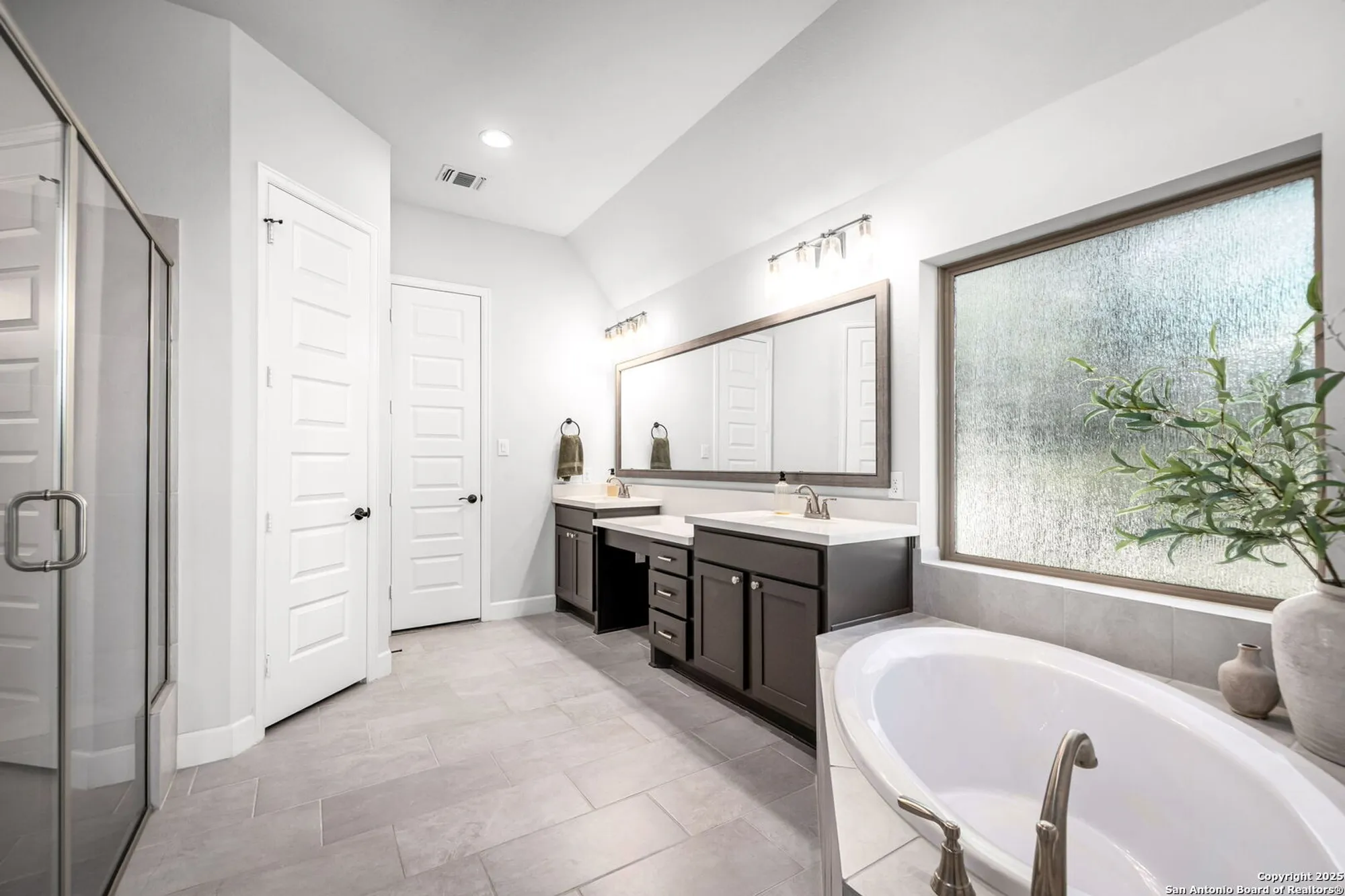 Property Slideshow image 19 of 34 | 358 bridle trl, New Braunfels, TX, 78132