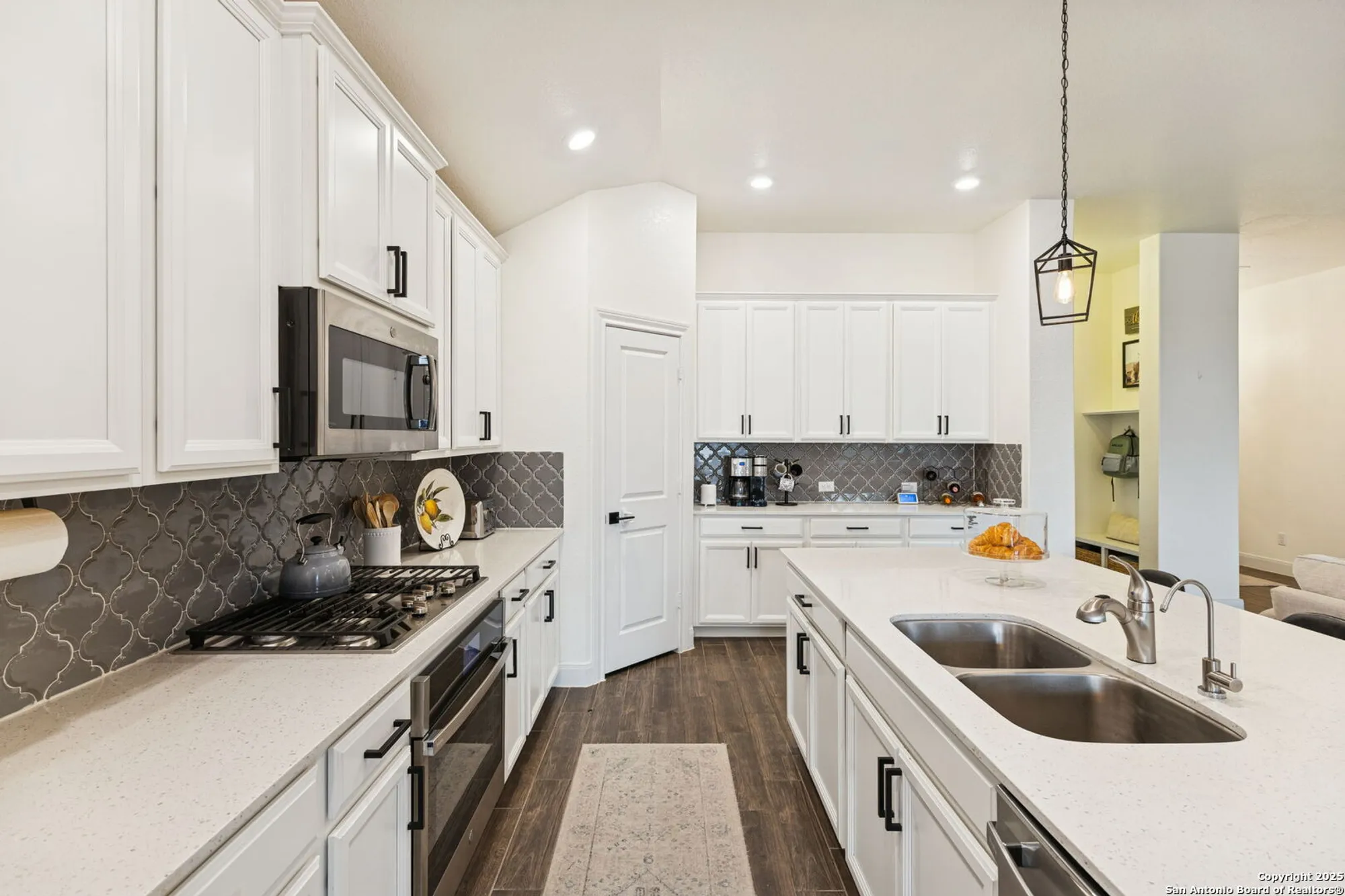 Property Slideshow image 17 of 42 | 390 nightshade trl, New Braunfels, TX, 78132