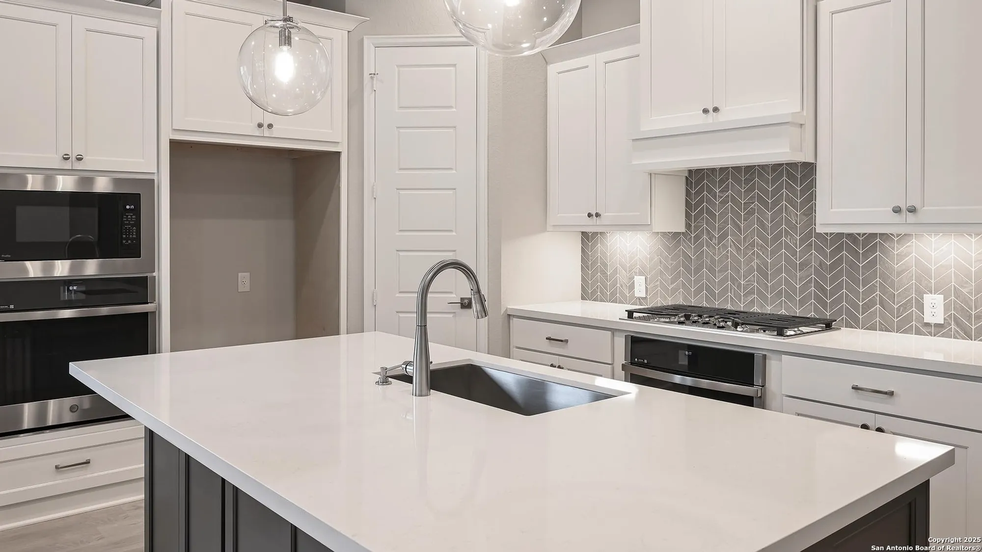 Property Slideshow image 2 of 23 | 2228 sur ave, New Braunfels, TX, 78132