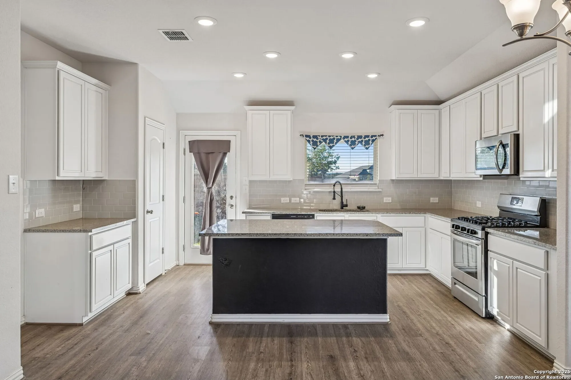 Property Slideshow image 12 of 29 | 629 jaboncillo st, New Braunfels, TX, 78132