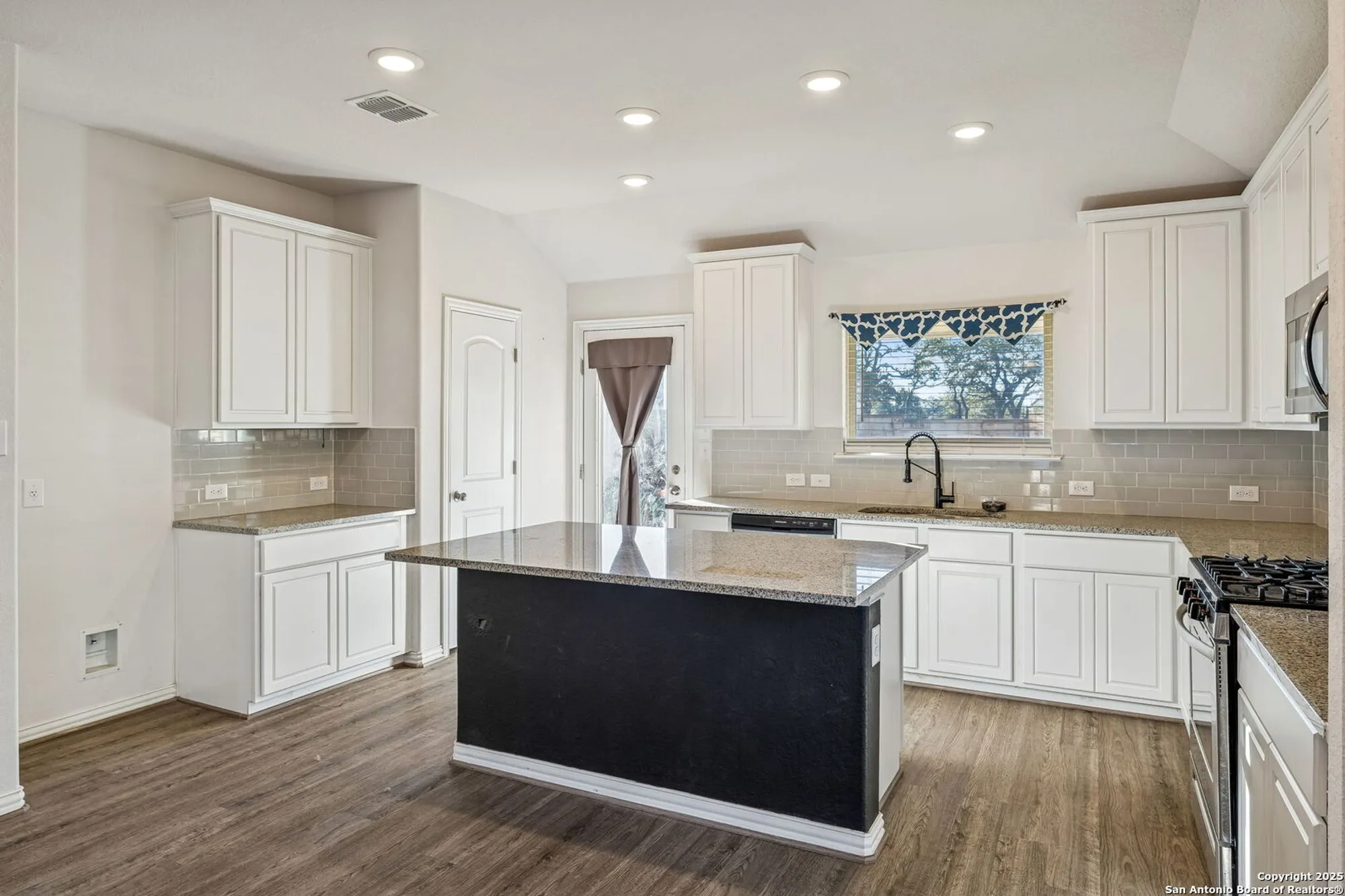 Property Slideshow image 13 of 29 | 629 jaboncillo st, New Braunfels, TX, 78132