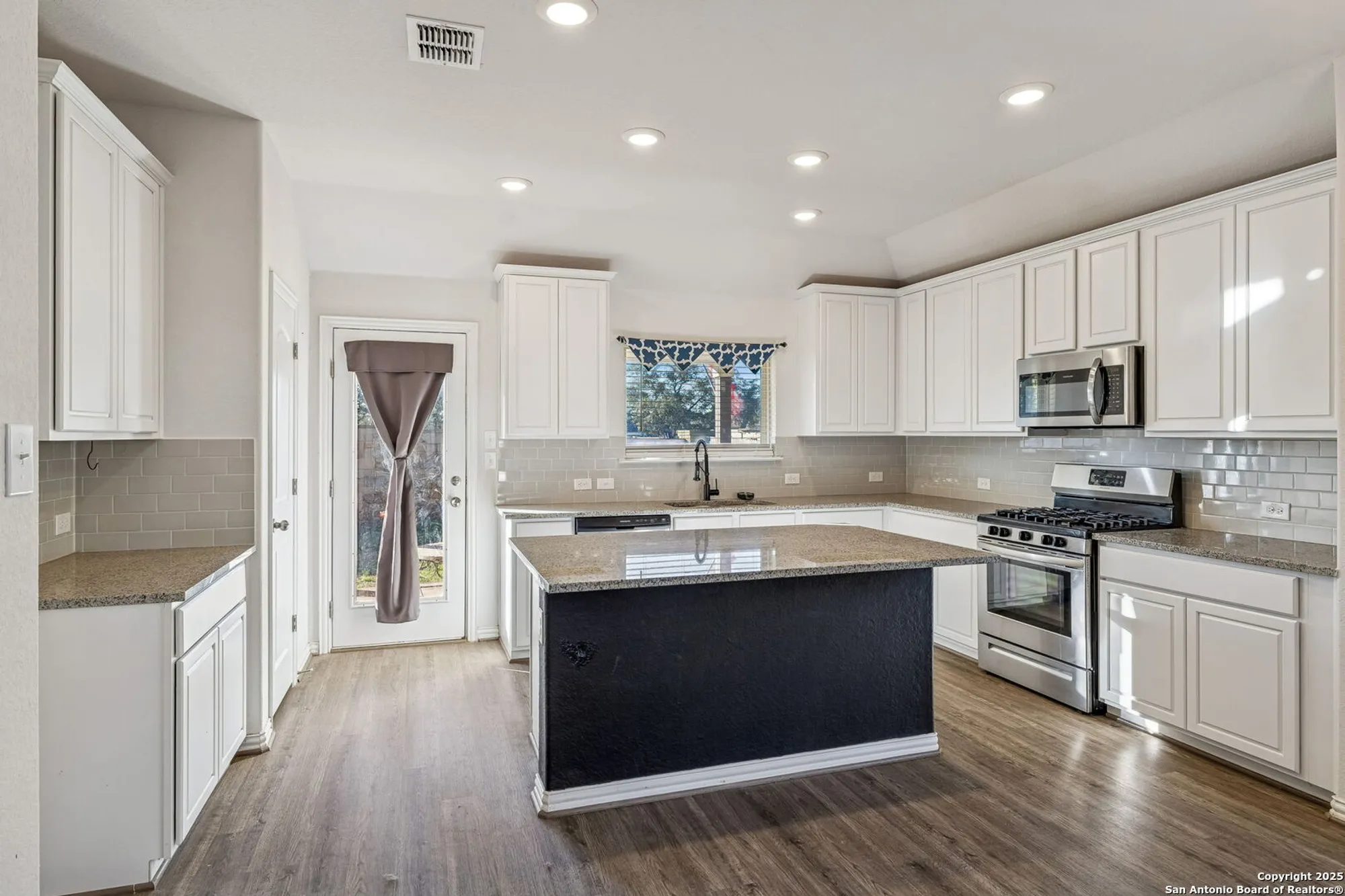 Property Slideshow image 14 of 29 | 629 jaboncillo st, New Braunfels, TX, 78132