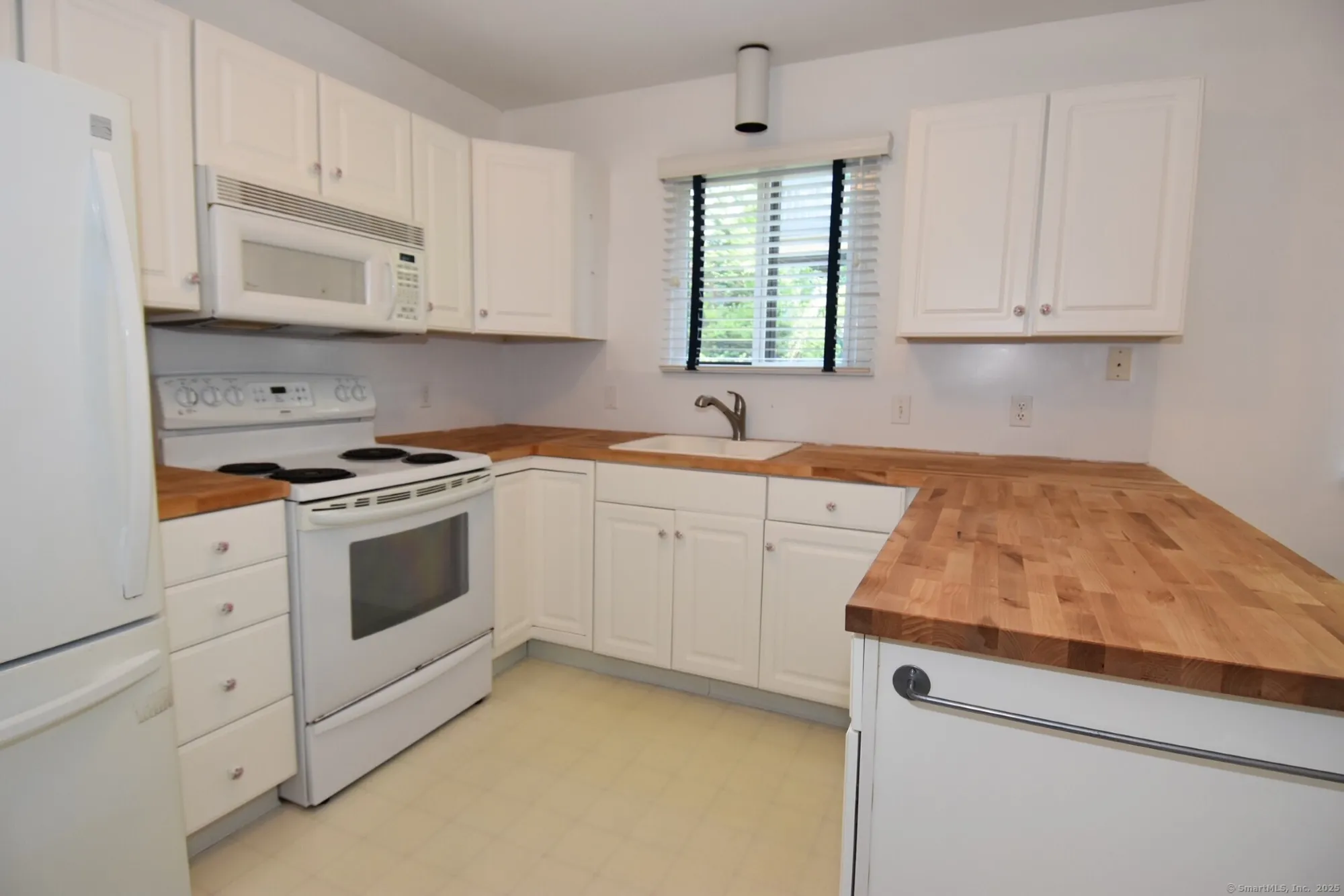 Property Slideshow image 3 of 18 | 132 heritage vlg a, Southbury, CT, 06488