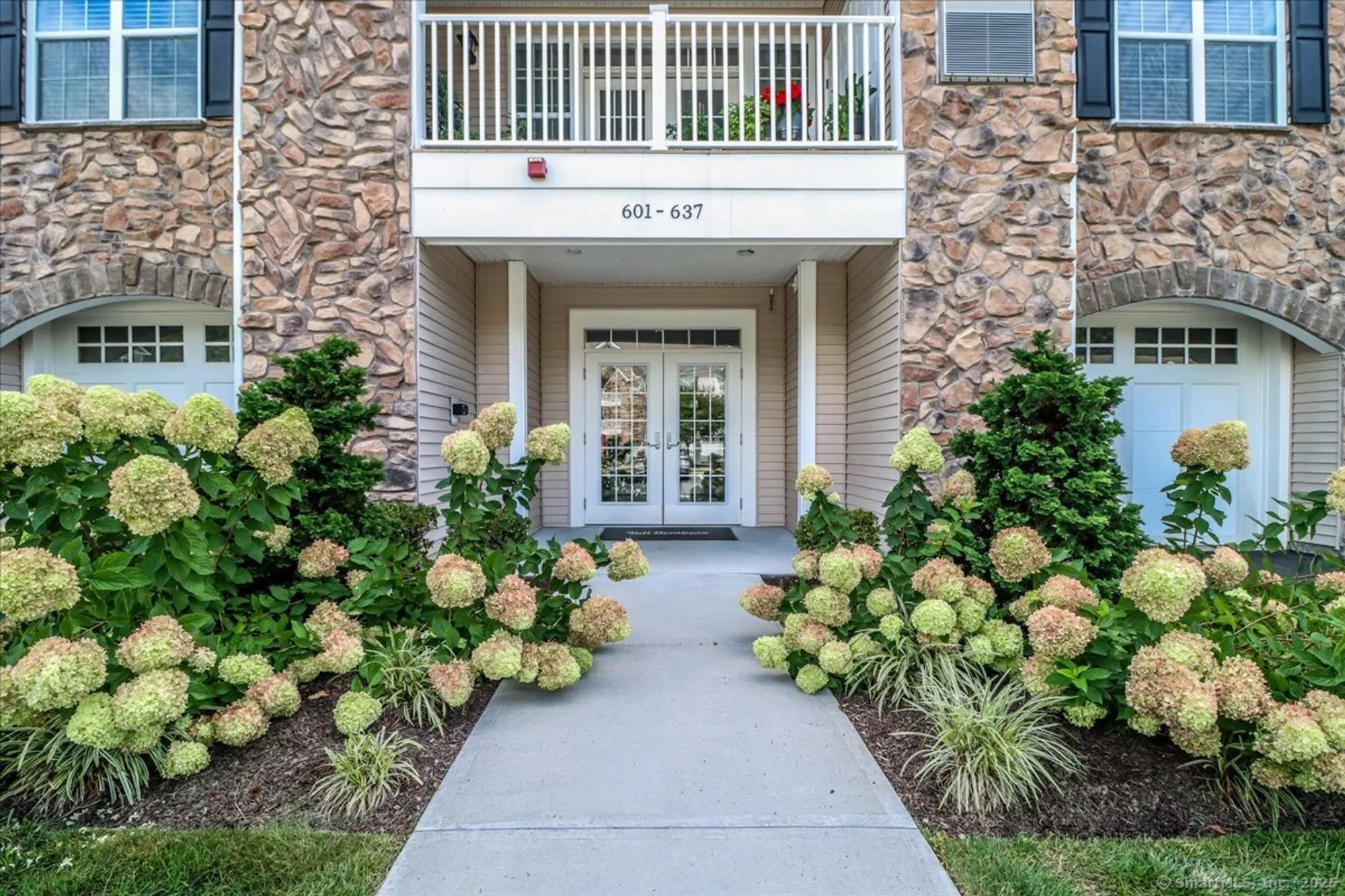 Property Slideshow image 1 of 40 | 603 brookside ct # 603, Newtown, CT, 06470
