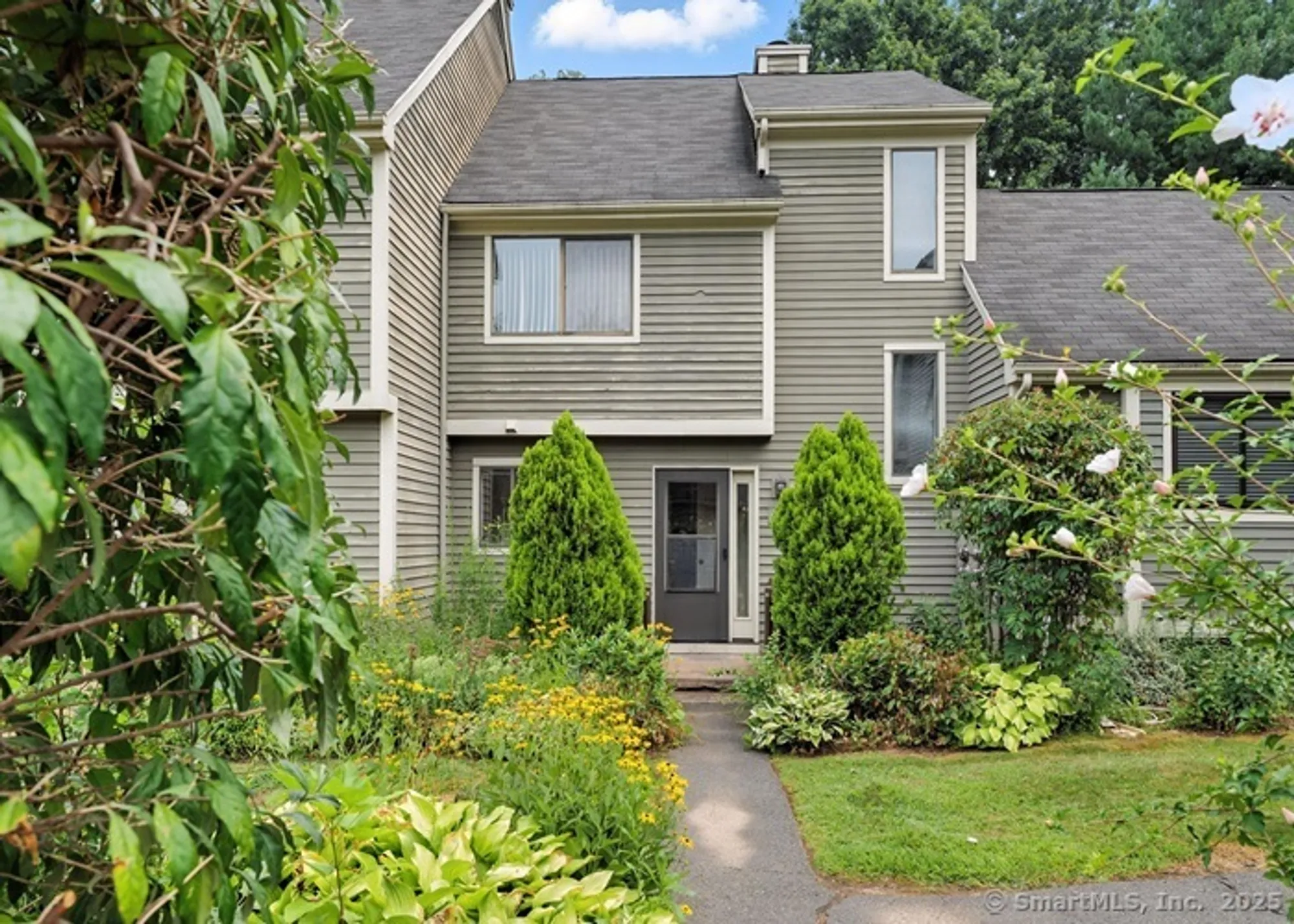 Property Slideshow image 1 of 19 | 6 wild rose ct # 6, Bloomfield, CT, 06002