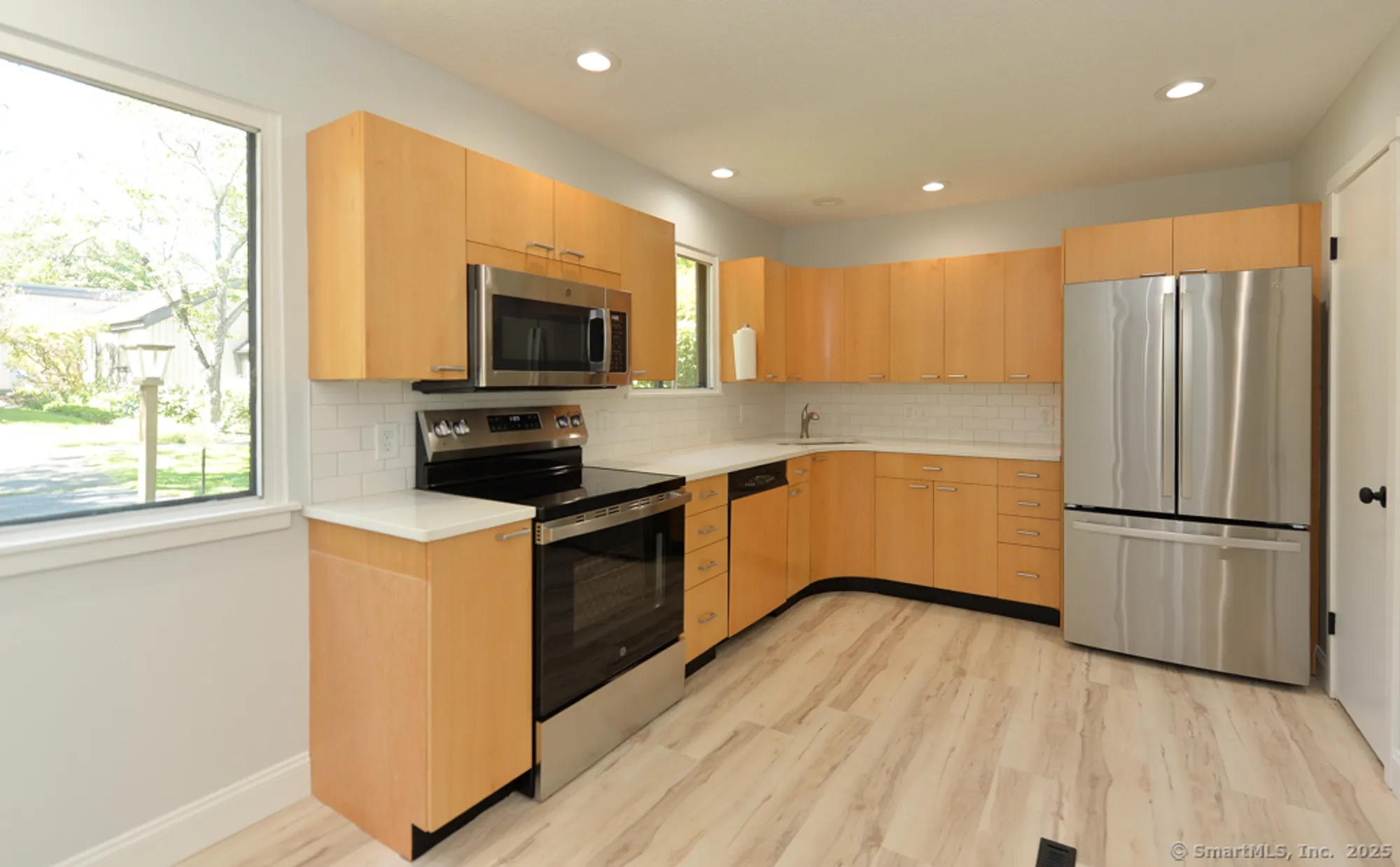 Property Slideshow image 4 of 16 | 170 heritage vlg b, Southbury, CT, 06488