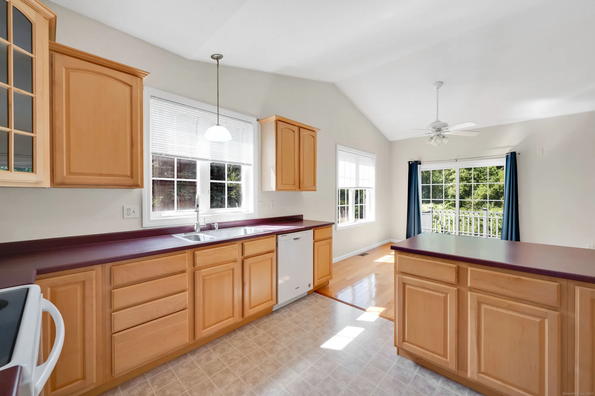 Property Slideshow image 6 of 39 | 39 quail holw # 39, Enfield, CT, 06082