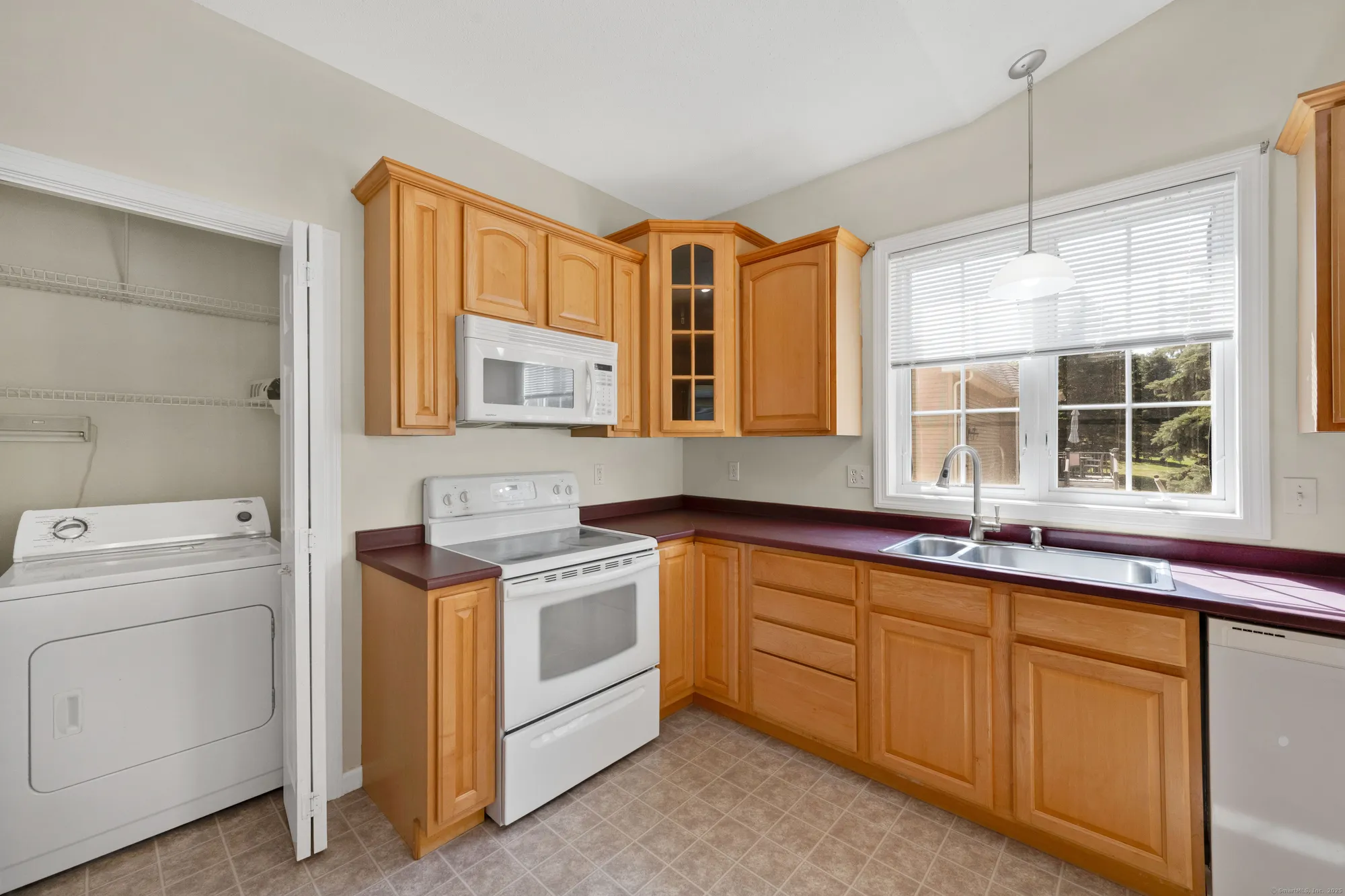 Property Slideshow image 7 of 39 | 39 quail holw # 39, Enfield, CT, 06082