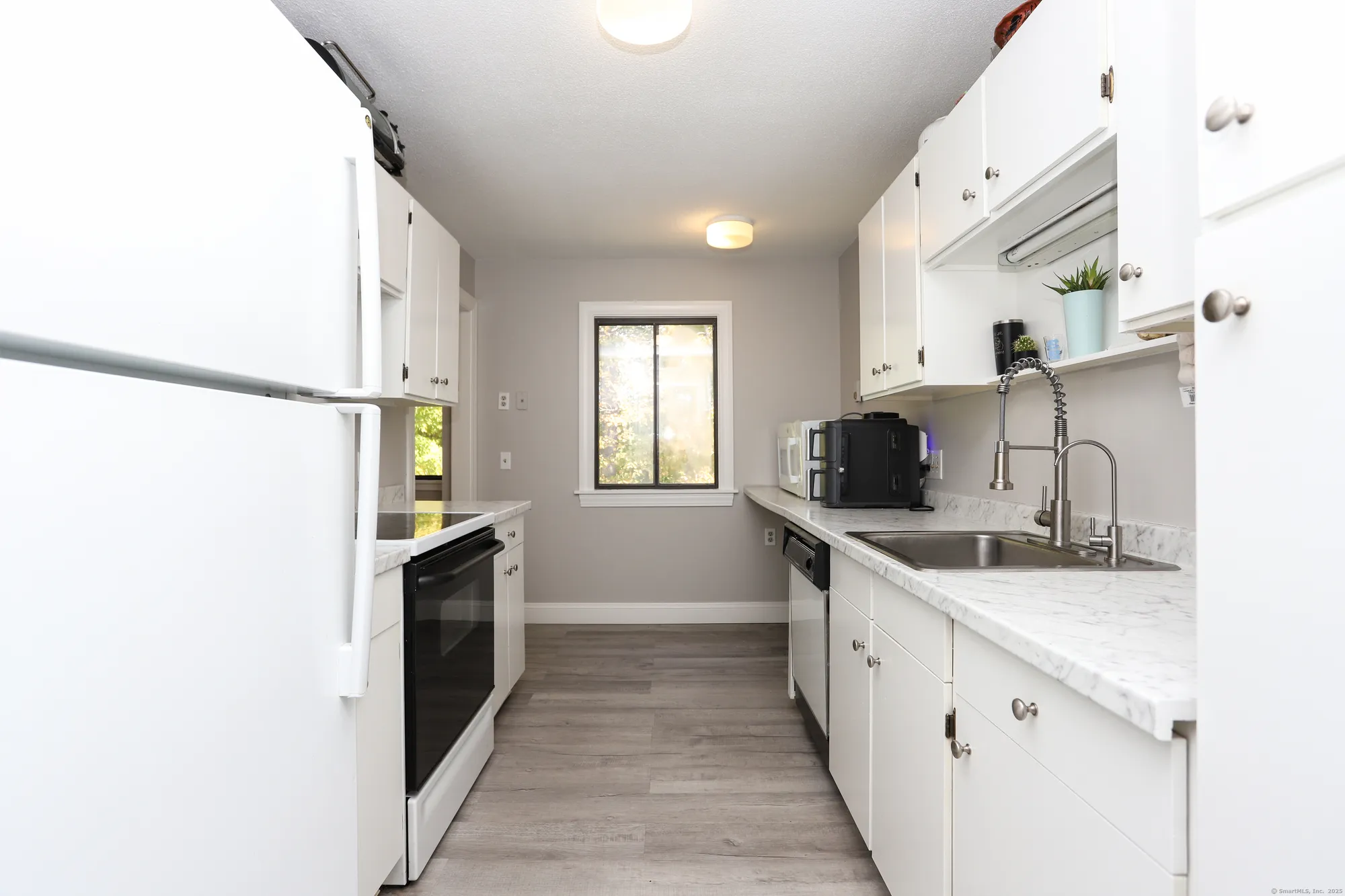 Property Slideshow image 9 of 24 | 1 heritage vlg c, Southbury, CT, 06488