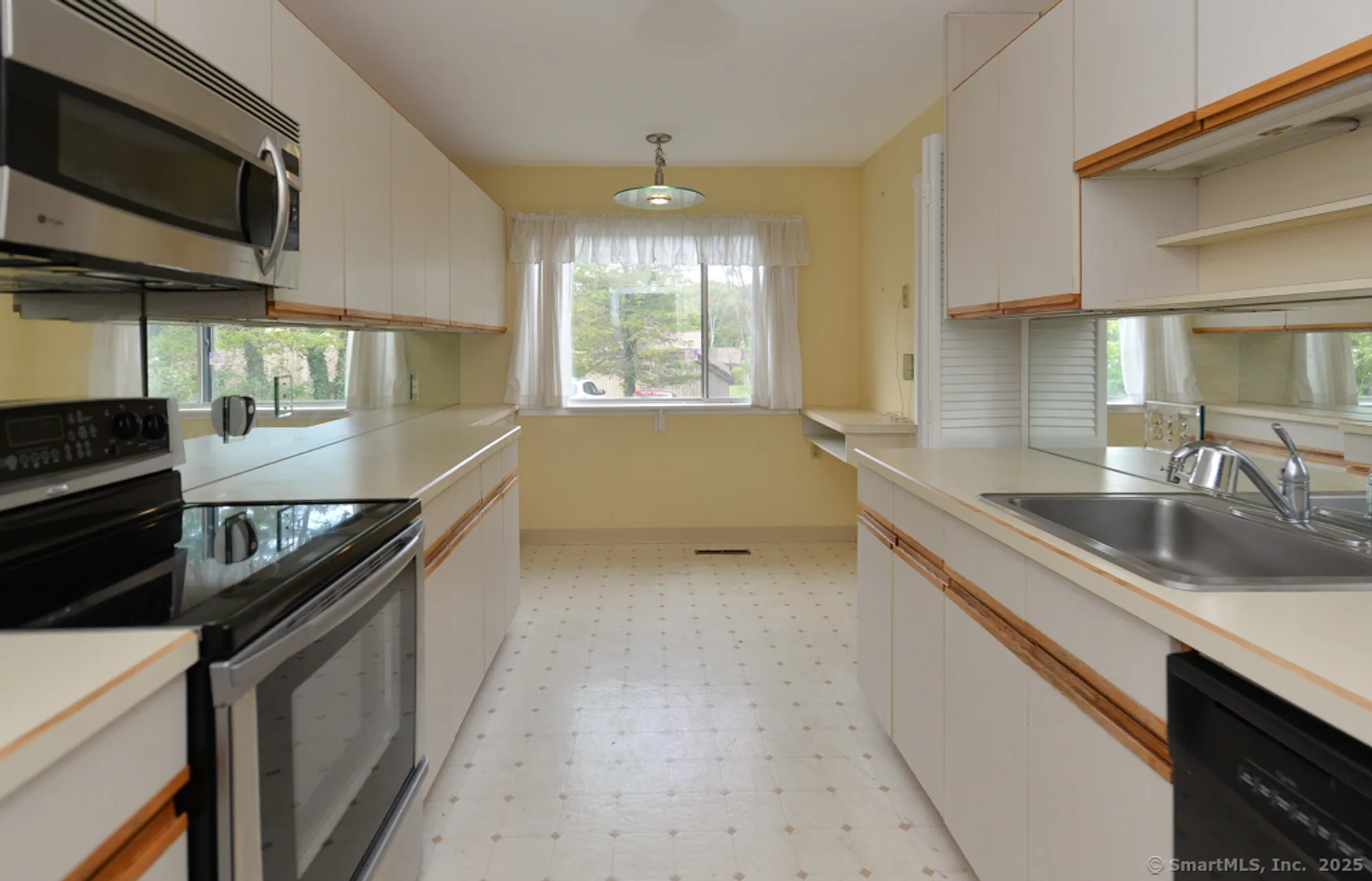 Property Slideshow image 8 of 18 | 191 heritage vlg a, Southbury, CT, 06488