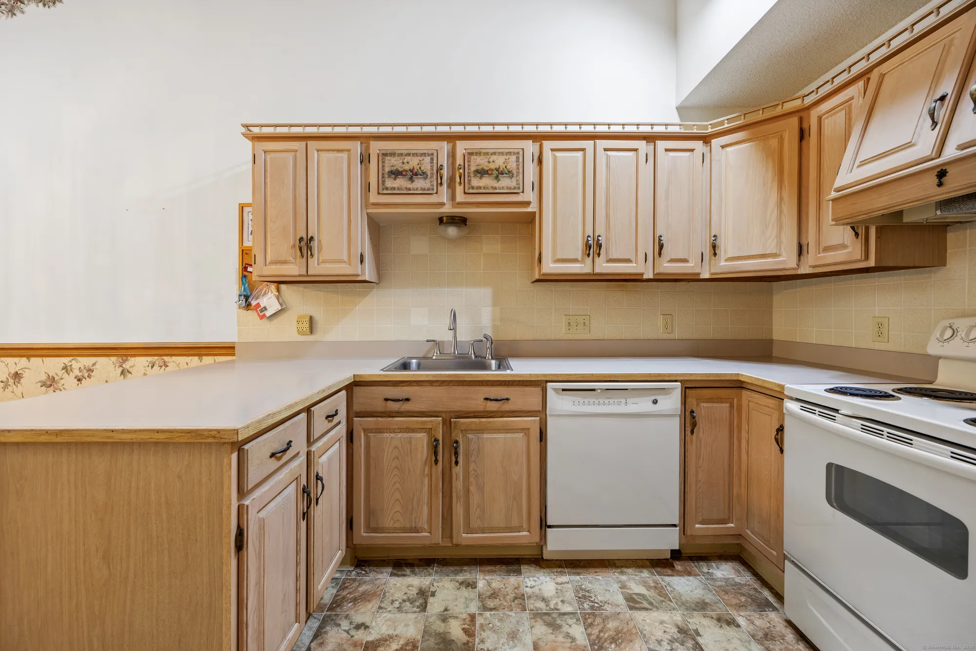 Property Slideshow image 10 of 30 | 543 s farms ter # 543, Southington, CT, 06489