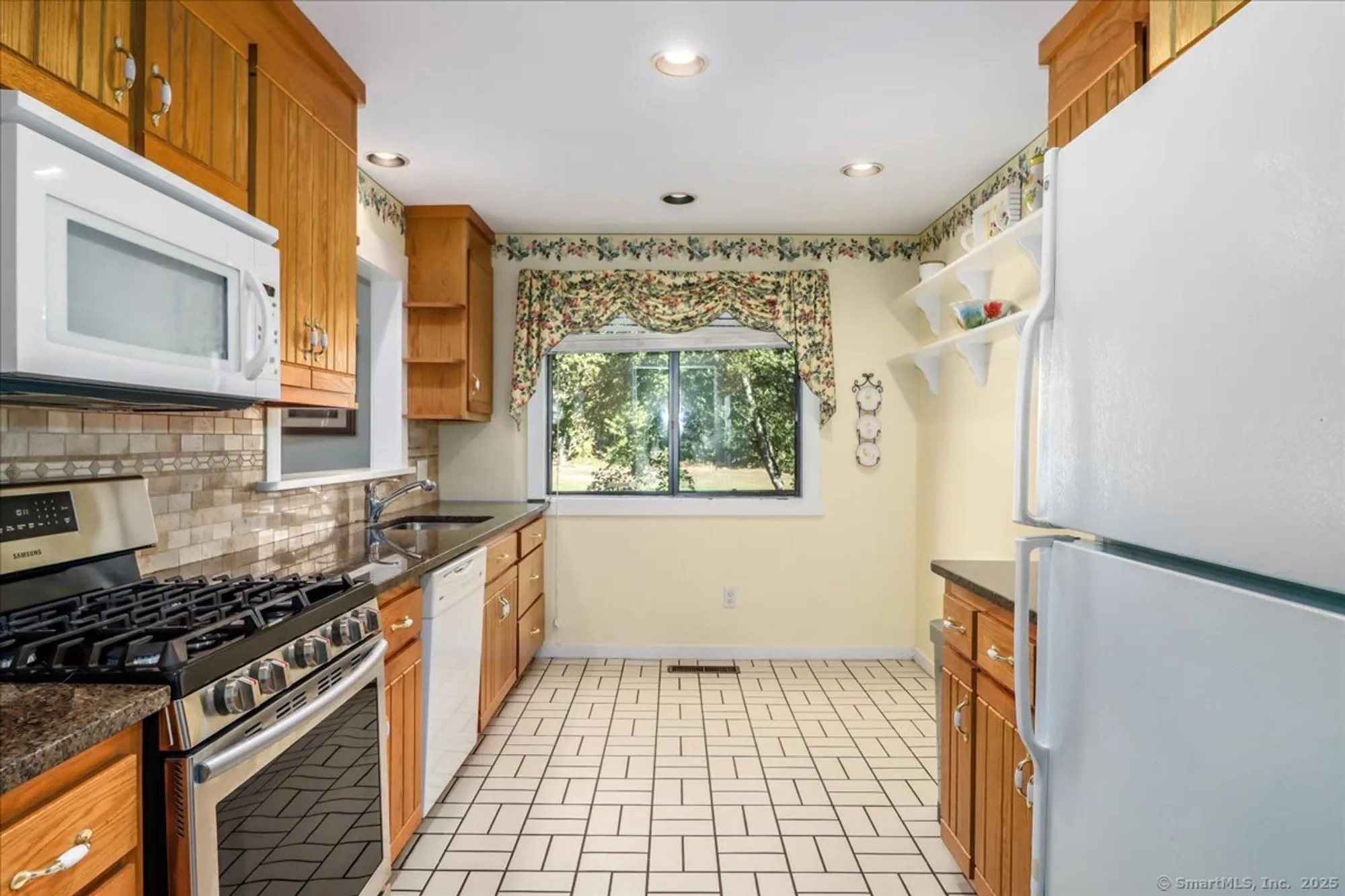 Property Slideshow image 12 of 36 | 664 osage ln a, Stratford, CT, 06614