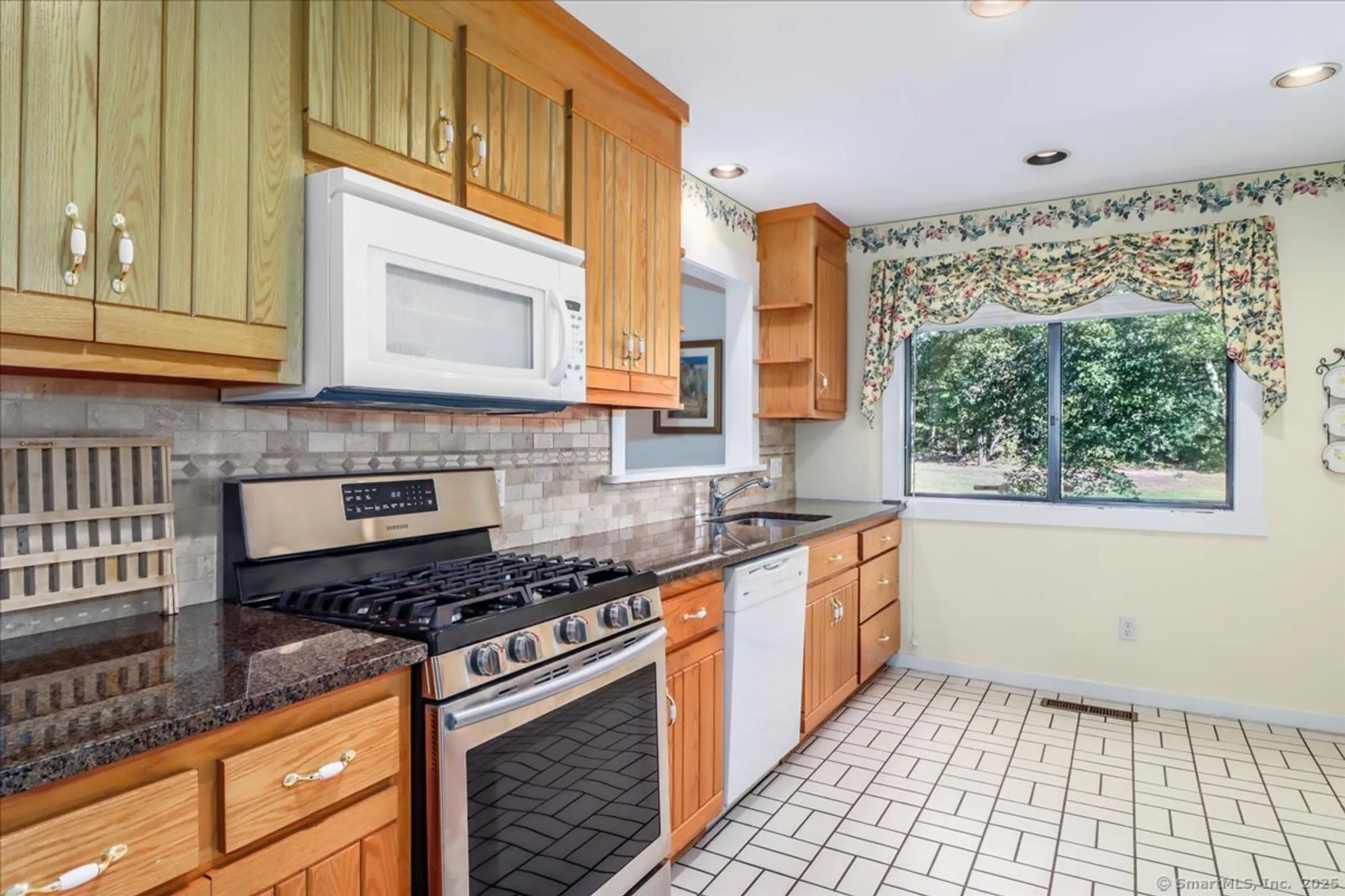 Property Slideshow image 13 of 36 | 664 osage ln a, Stratford, CT, 06614