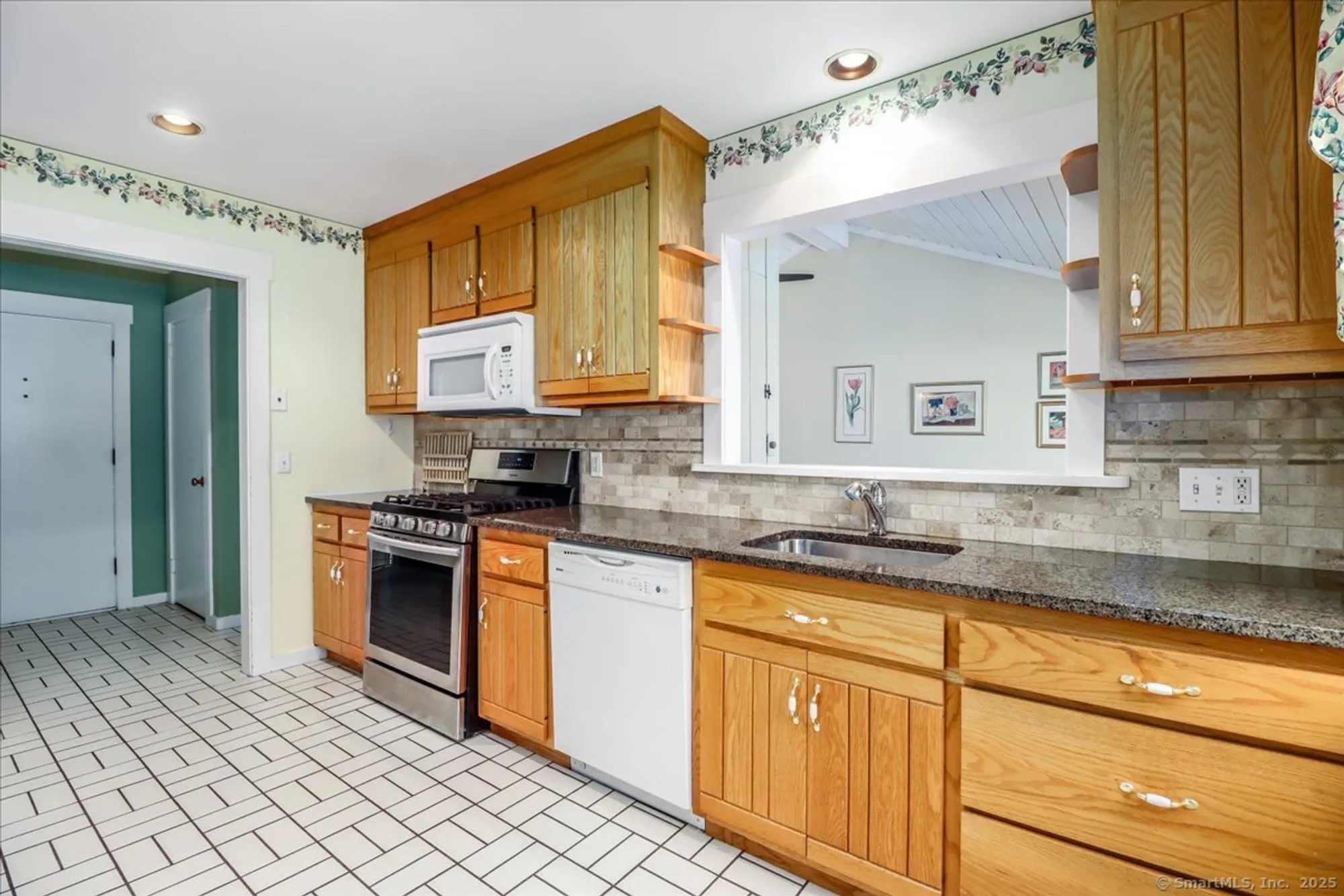 Property Slideshow image 14 of 36 | 664 osage ln a, Stratford, CT, 06614