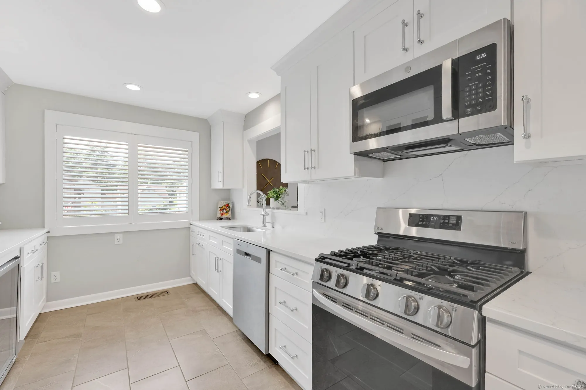 Property Slideshow image 13 of 39 | 617 cherokee ln b, Stratford, CT, 06614