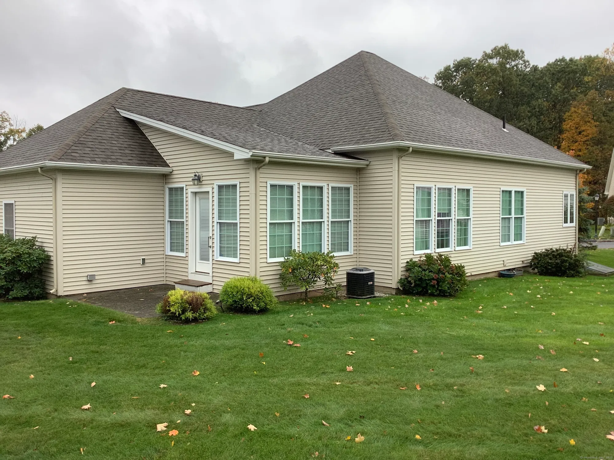 Property Slideshow image 6 of 7 | 34 woodsboro cir # 34, Cromwell, CT, 06416