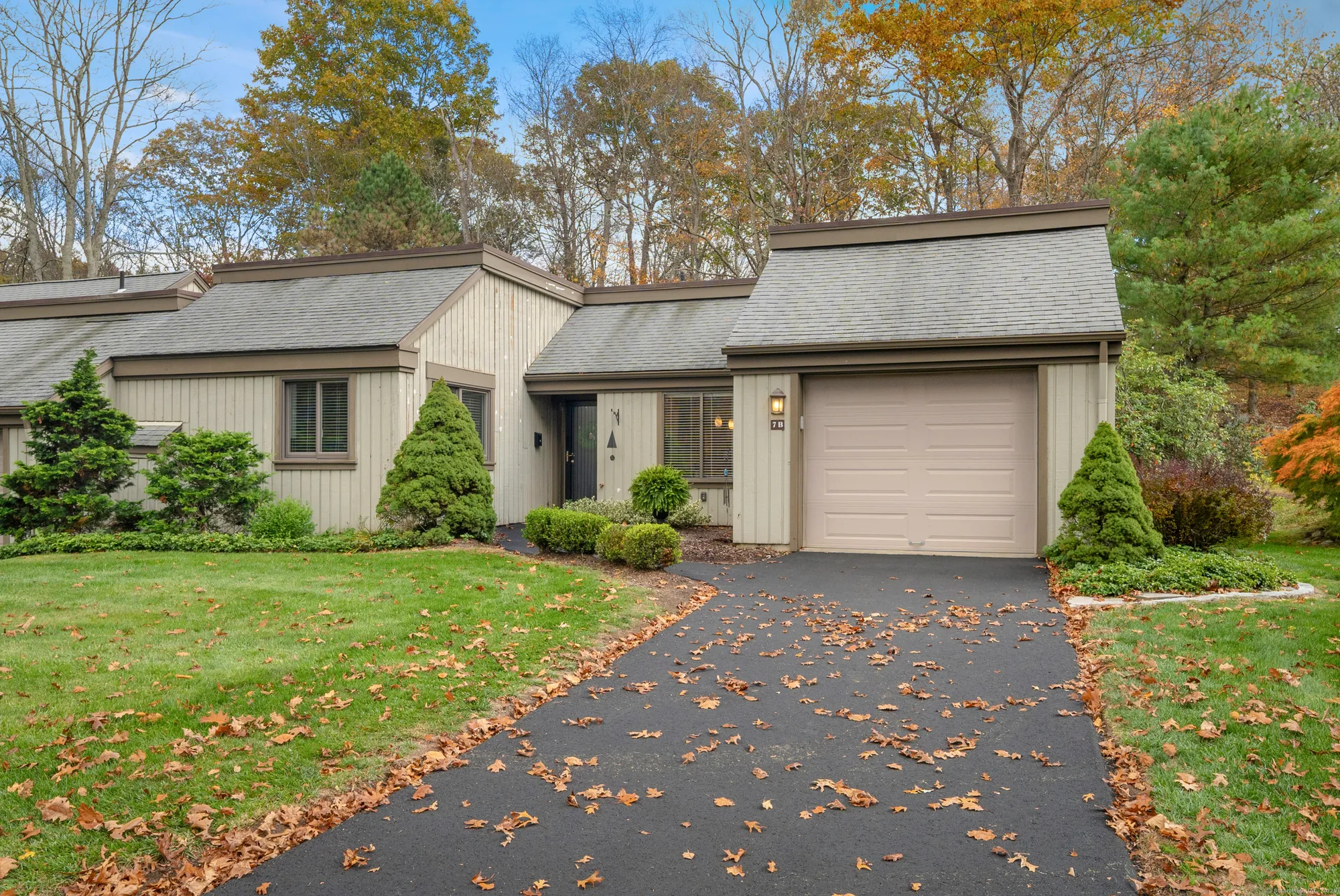 Property Slideshow image 5 of 25 | 7 heritage crst b, Southbury, CT, 06488