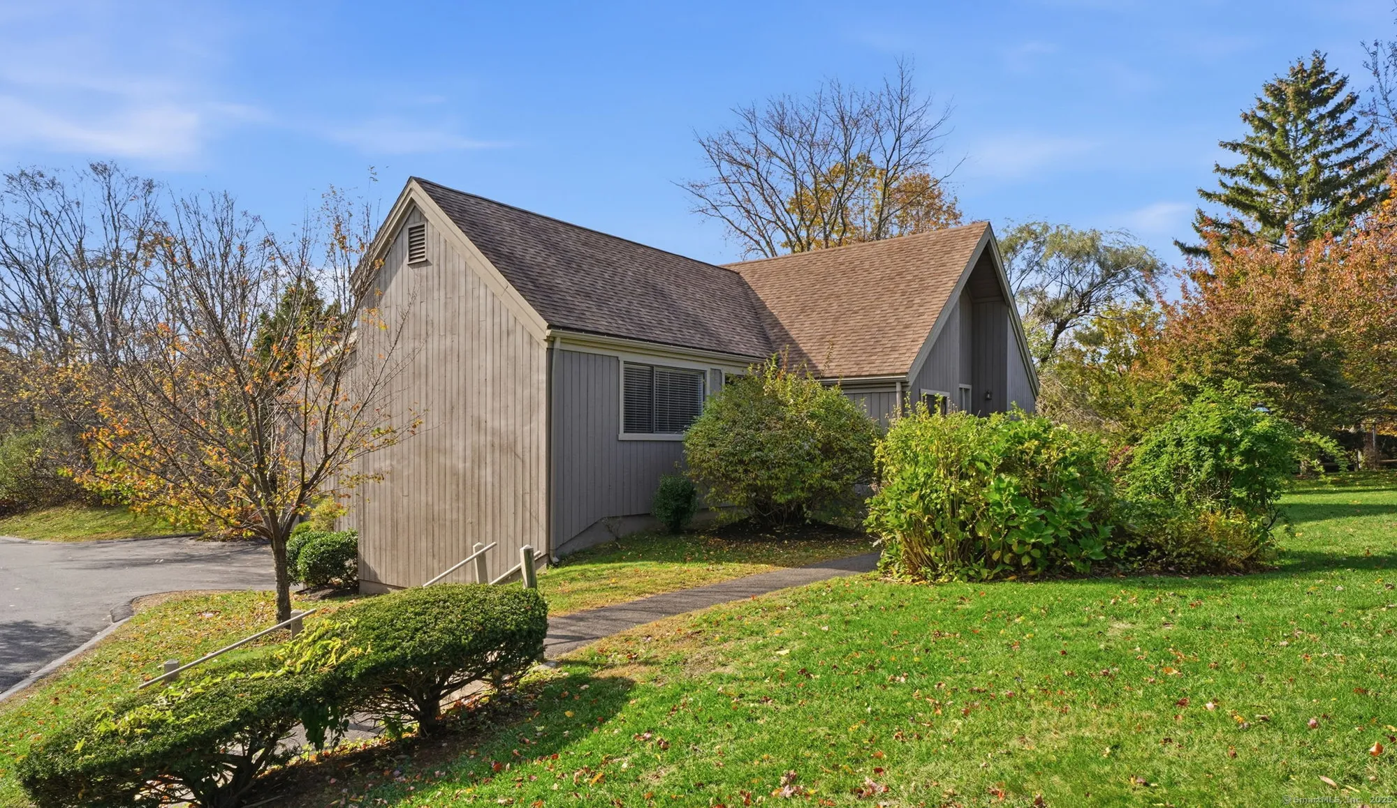 Property Slideshow image 6 of 39 | 375 piute ln b, Stratford, CT, 06614