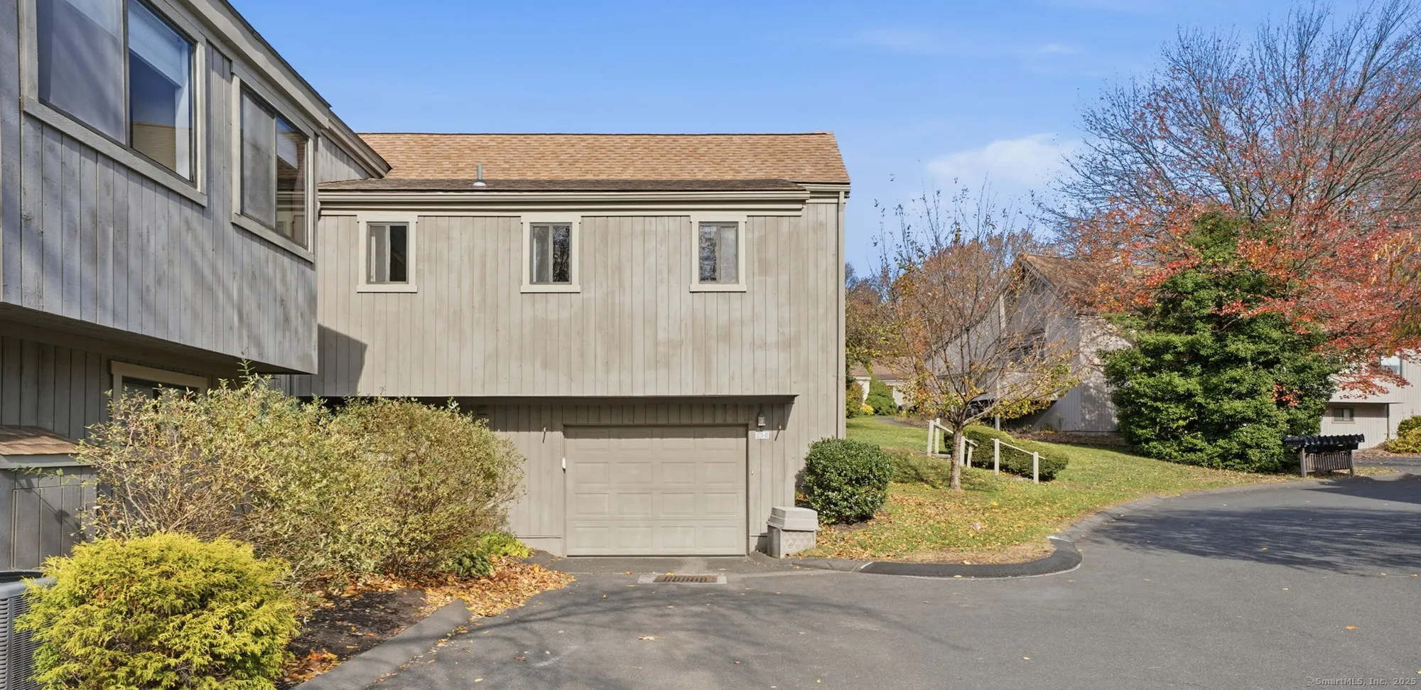 Property Slideshow image 4 of 39 | 375 piute ln b, Stratford, CT, 06614