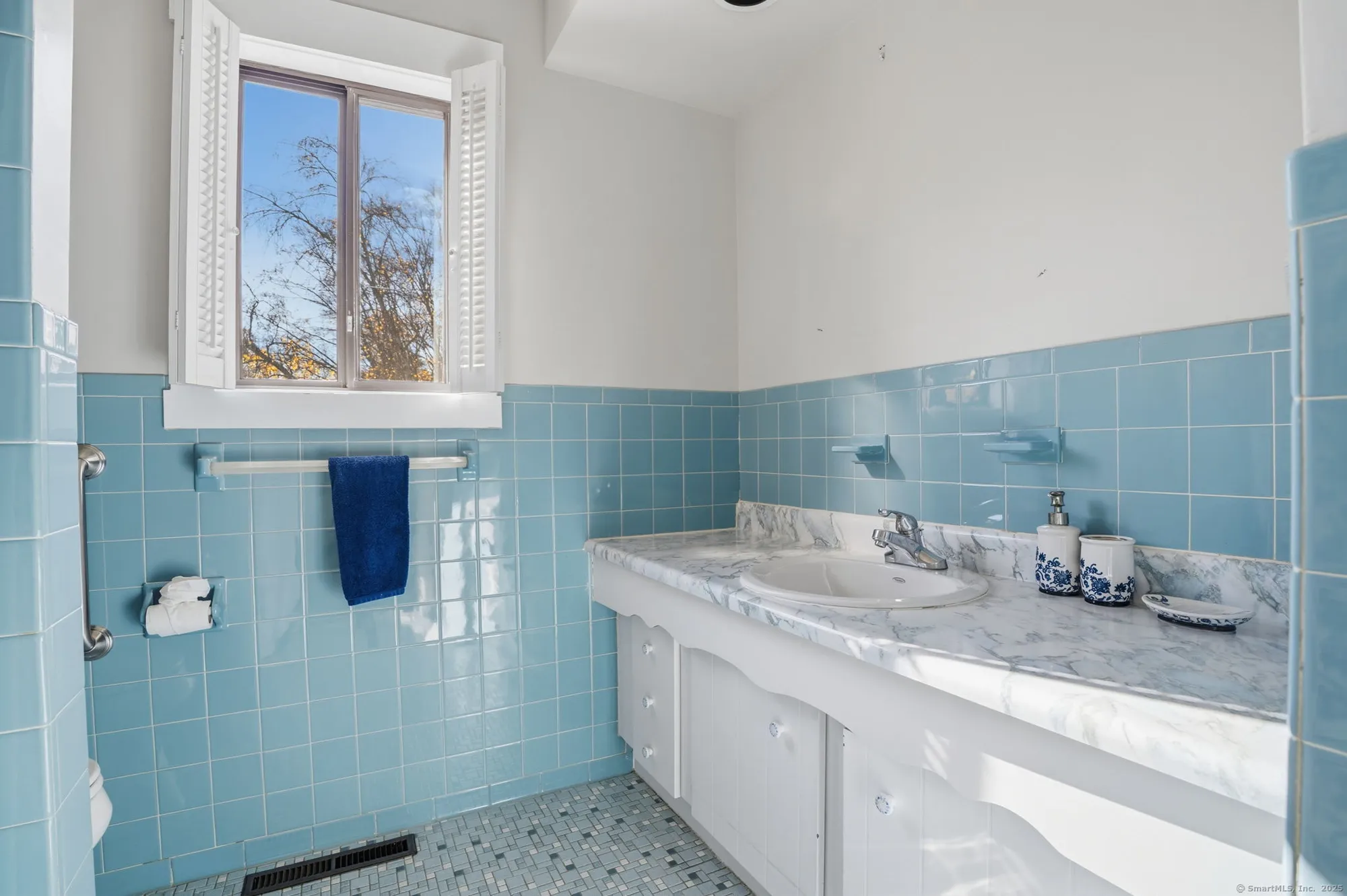 Property Slideshow image 19 of 39 | 375 piute ln b, Stratford, CT, 06614