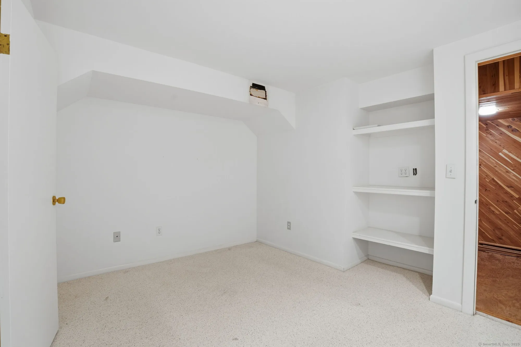 Property Slideshow image 32 of 39 | 375 piute ln b, Stratford, CT, 06614