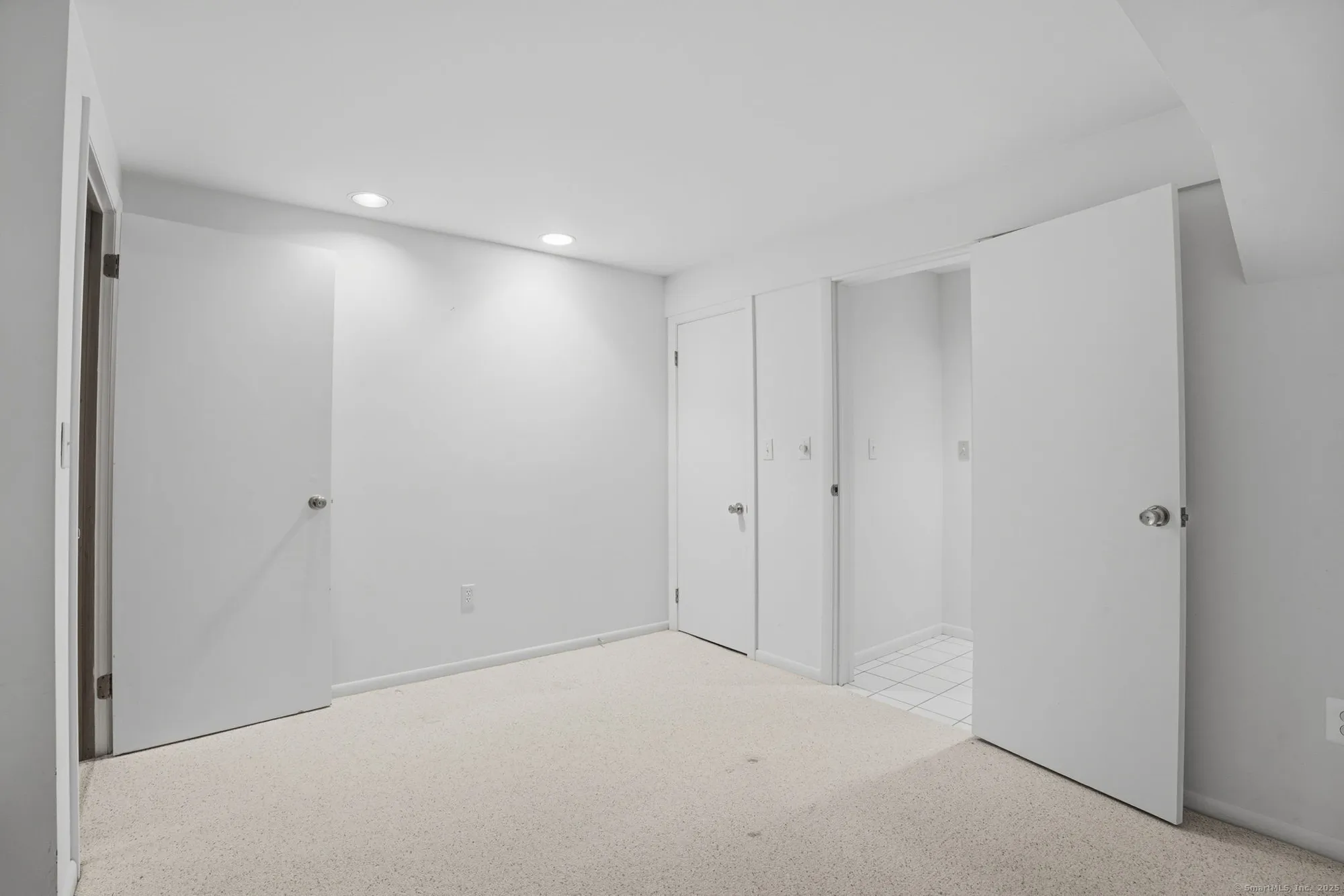 Property Slideshow image 33 of 39 | 375 piute ln b, Stratford, CT, 06614