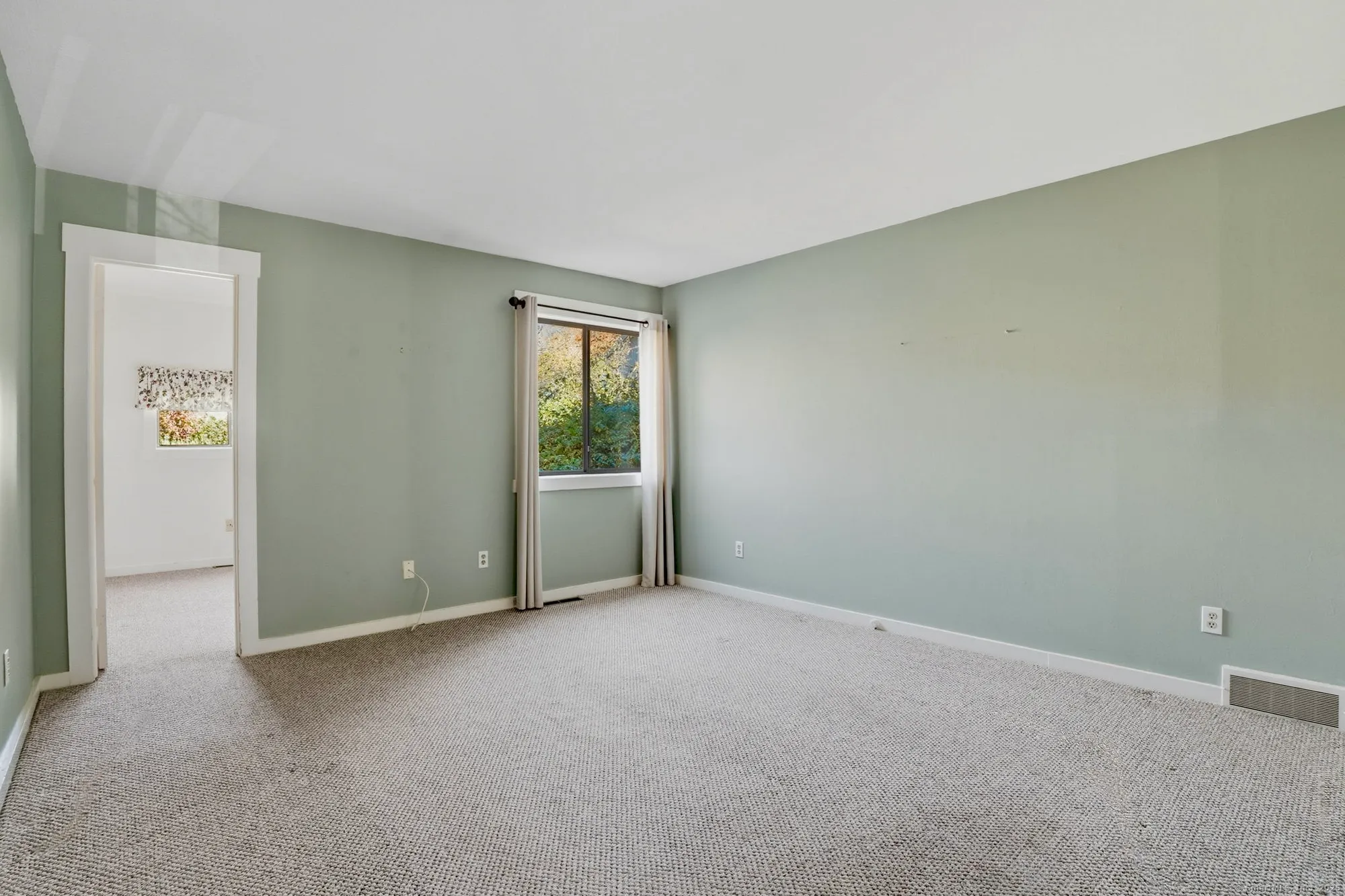 Property Slideshow image 23 of 39 | 375 piute ln b, Stratford, CT, 06614