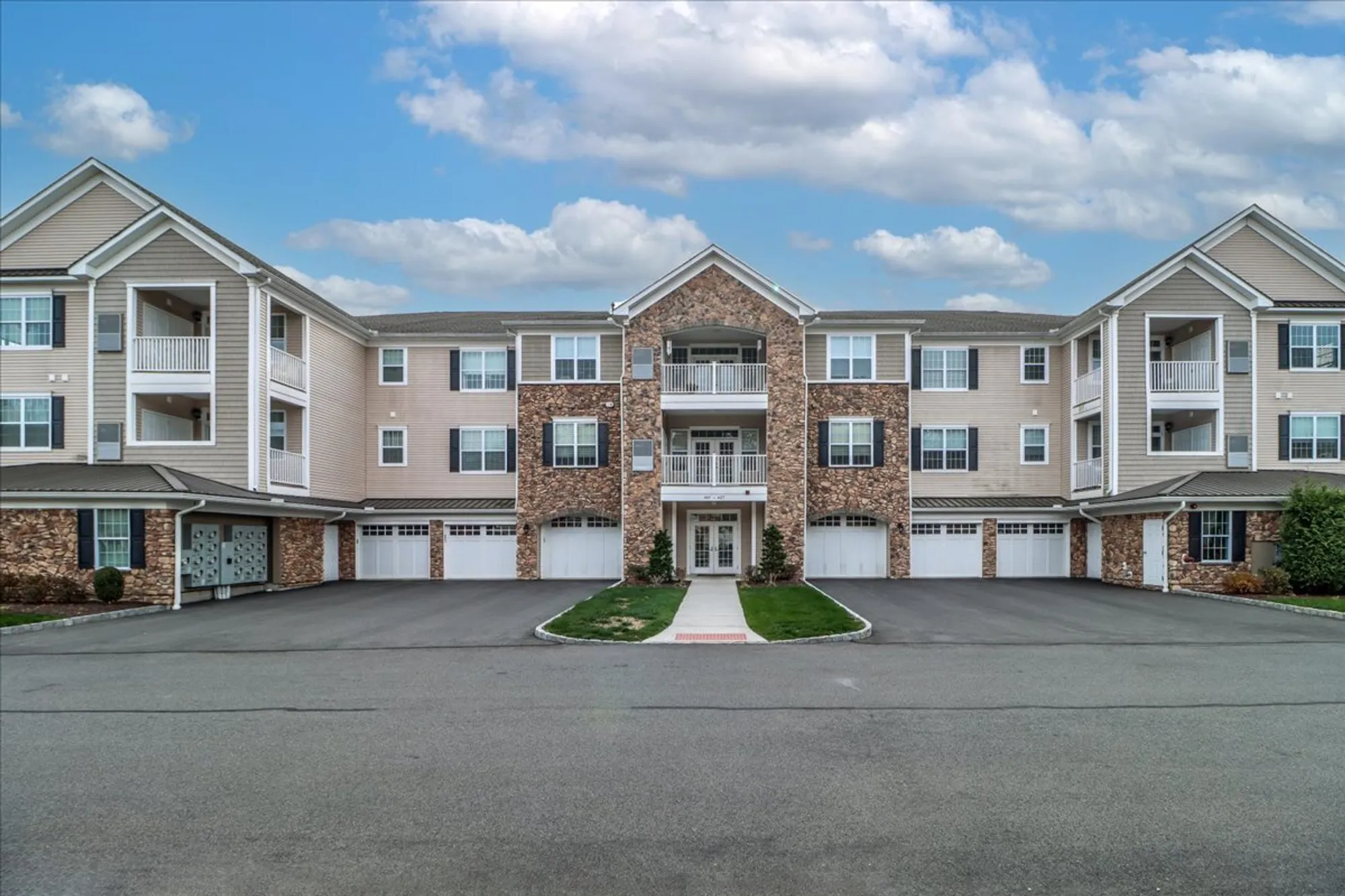 Property Slideshow image 2 of 38 | 433 brookside ct 433, Newtown, CT, 06470