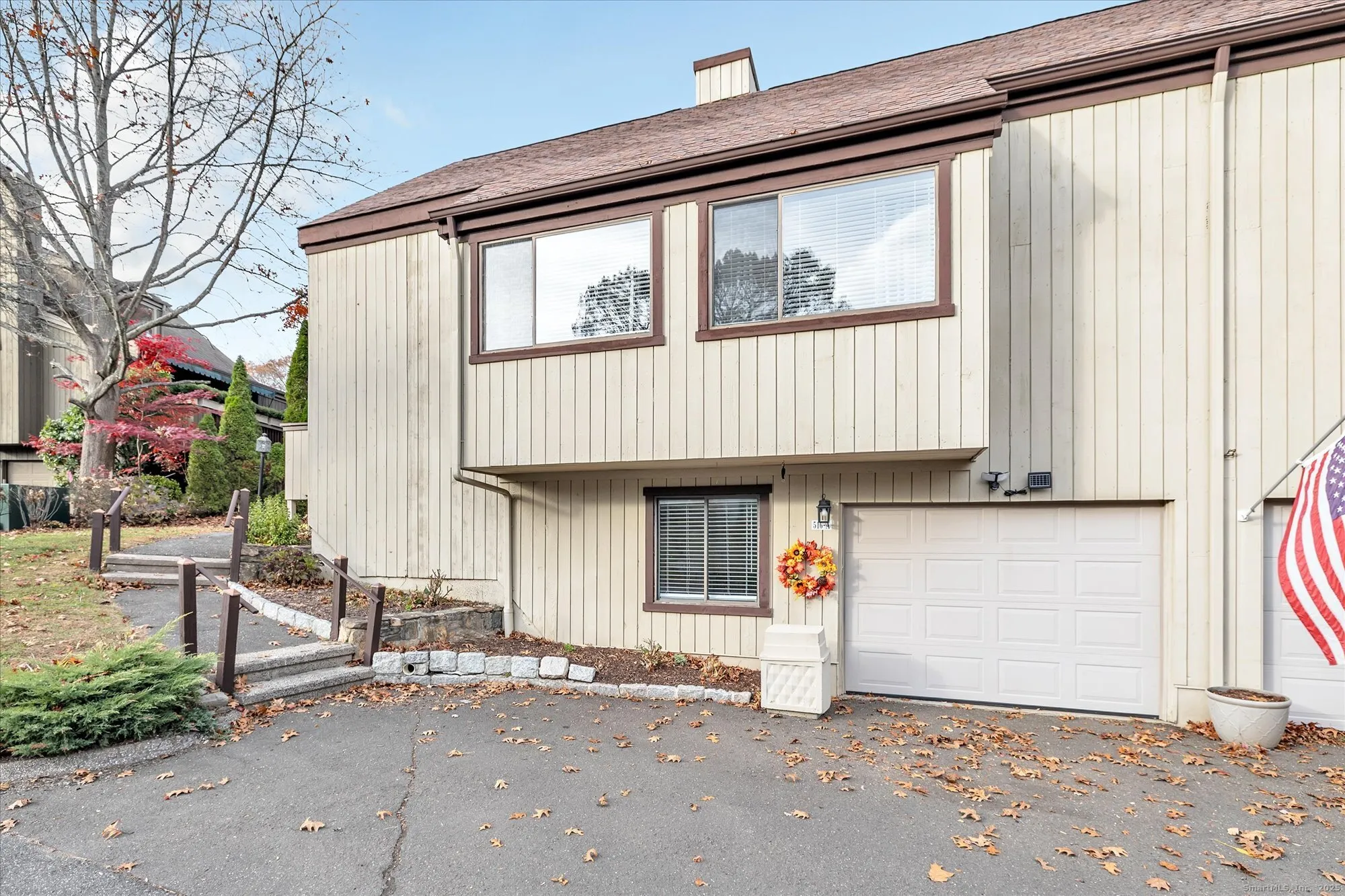 Property Slideshow image 3 of 33 | 516 opa ln a, Stratford, CT, 06614