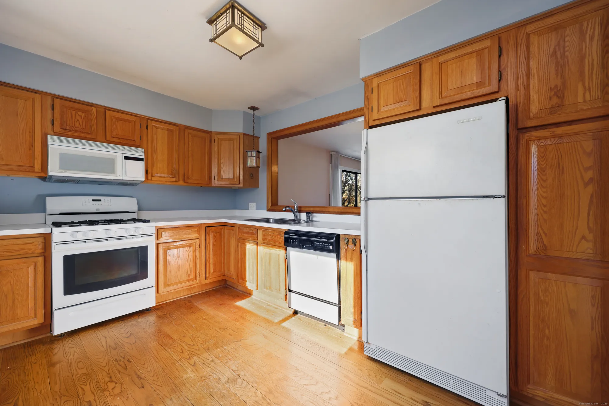 Property Slideshow image 4 of 37 | 522 iroquois ln b, Stratford, CT, 06614