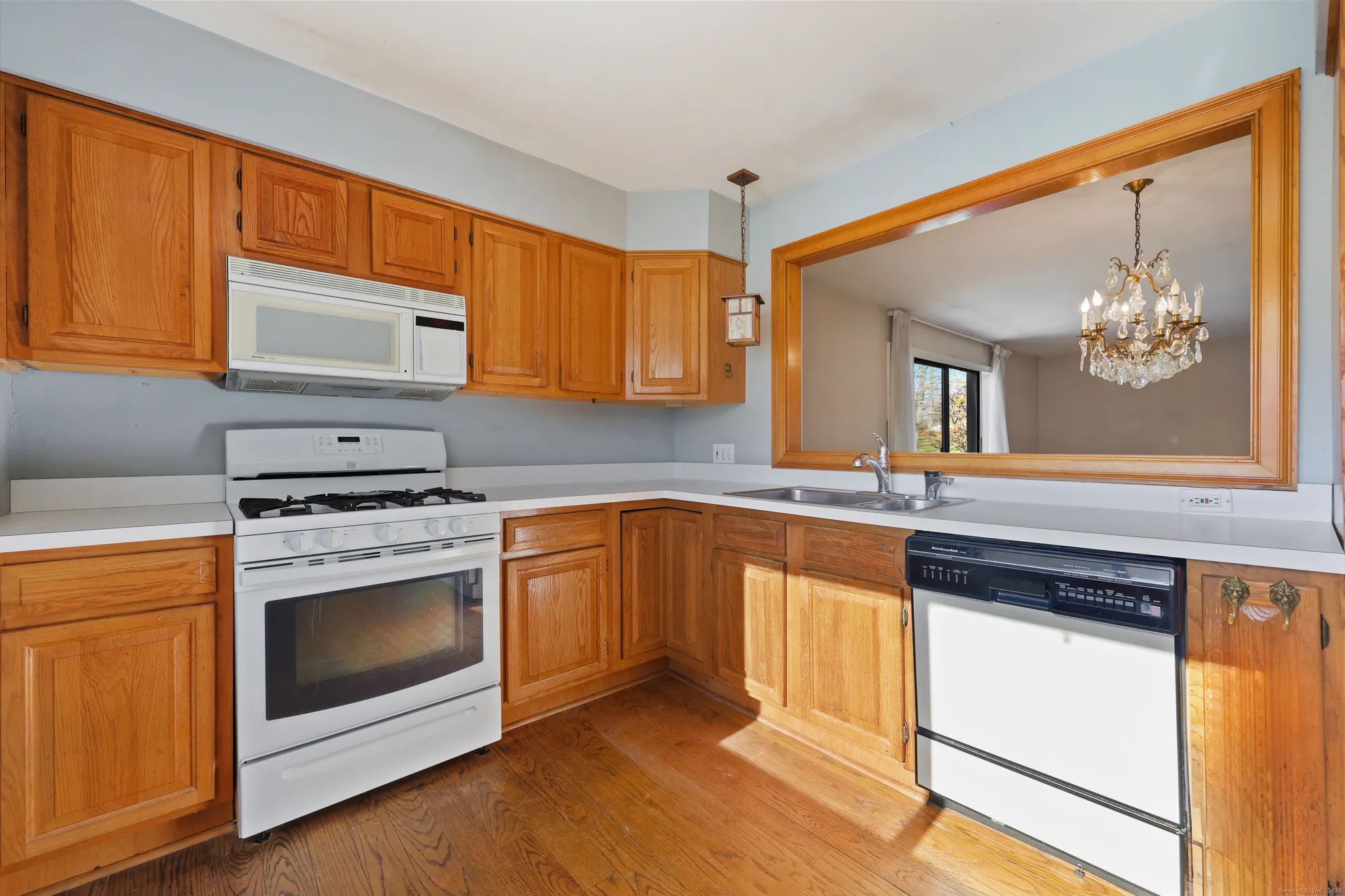 Property Slideshow image 5 of 37 | 522 iroquois ln b, Stratford, CT, 06614