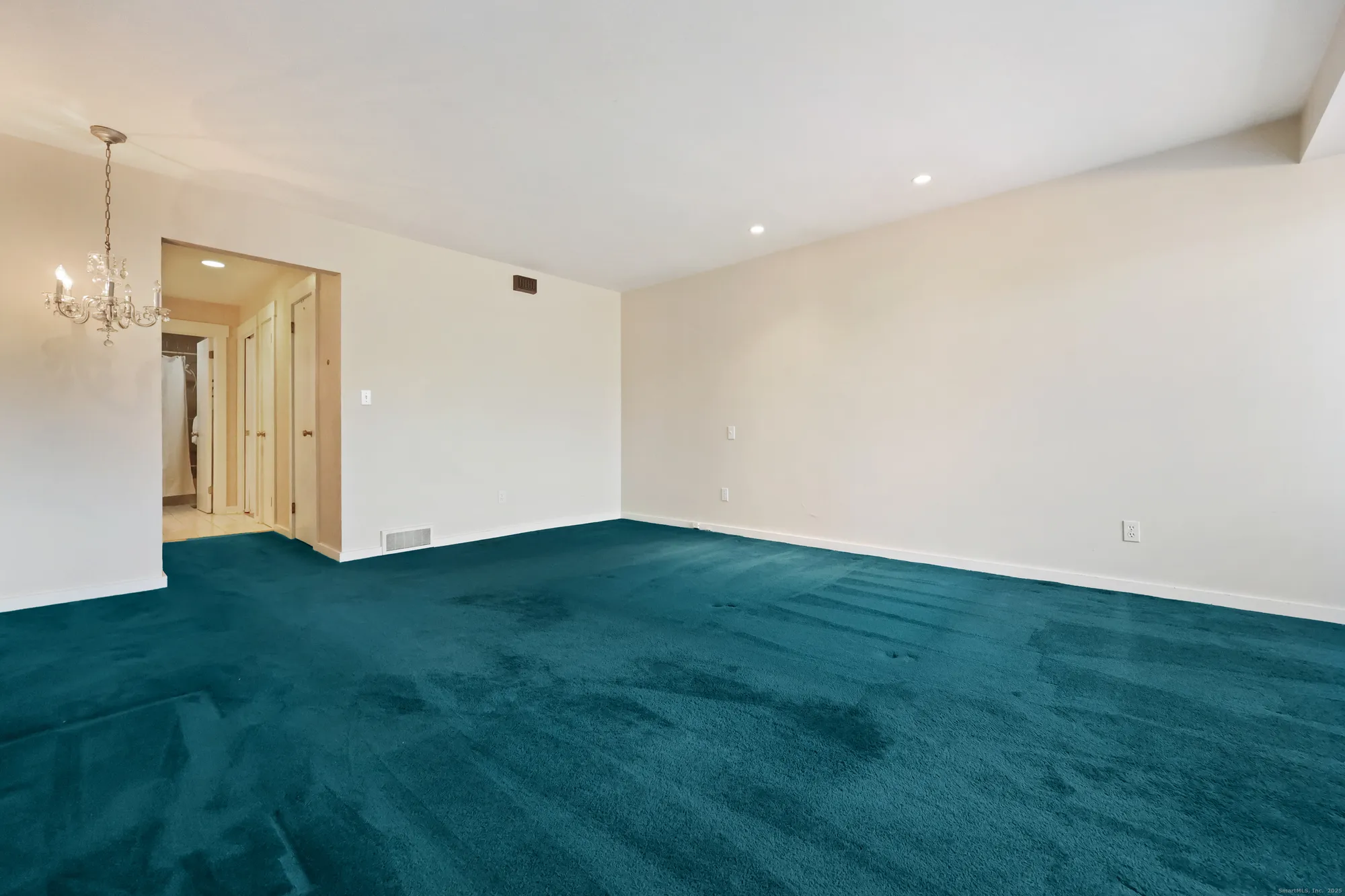 Property Slideshow image 16 of 37 | 522 iroquois ln b, Stratford, CT, 06614