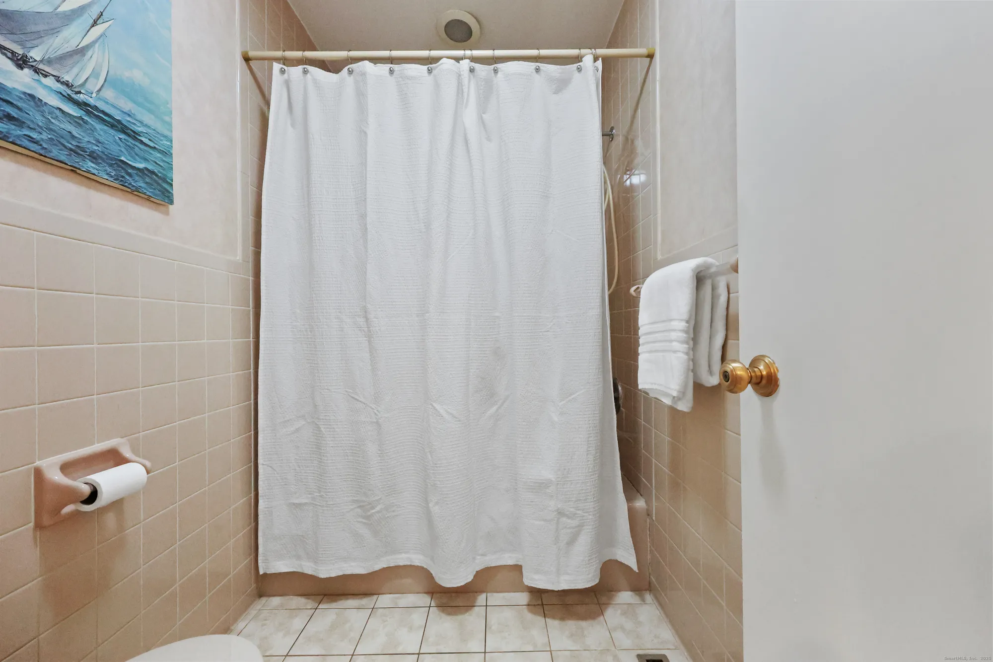 Property Slideshow image 13 of 37 | 522 iroquois ln b, Stratford, CT, 06614