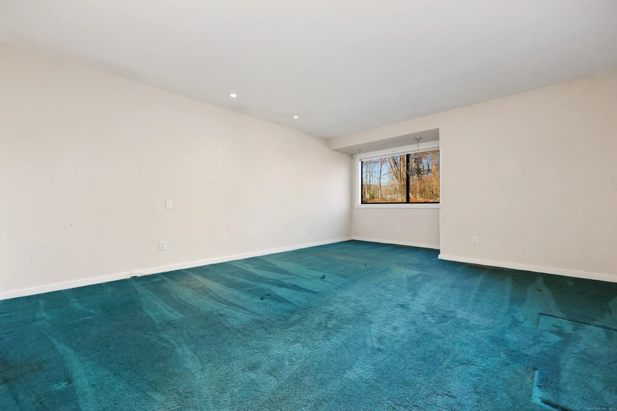 Property Slideshow image 15 of 37 | 522 iroquois ln b, Stratford, CT, 06614