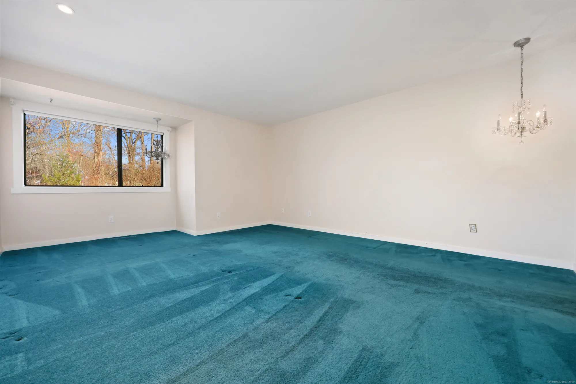 Property Slideshow image 14 of 37 | 522 iroquois ln b, Stratford, CT, 06614