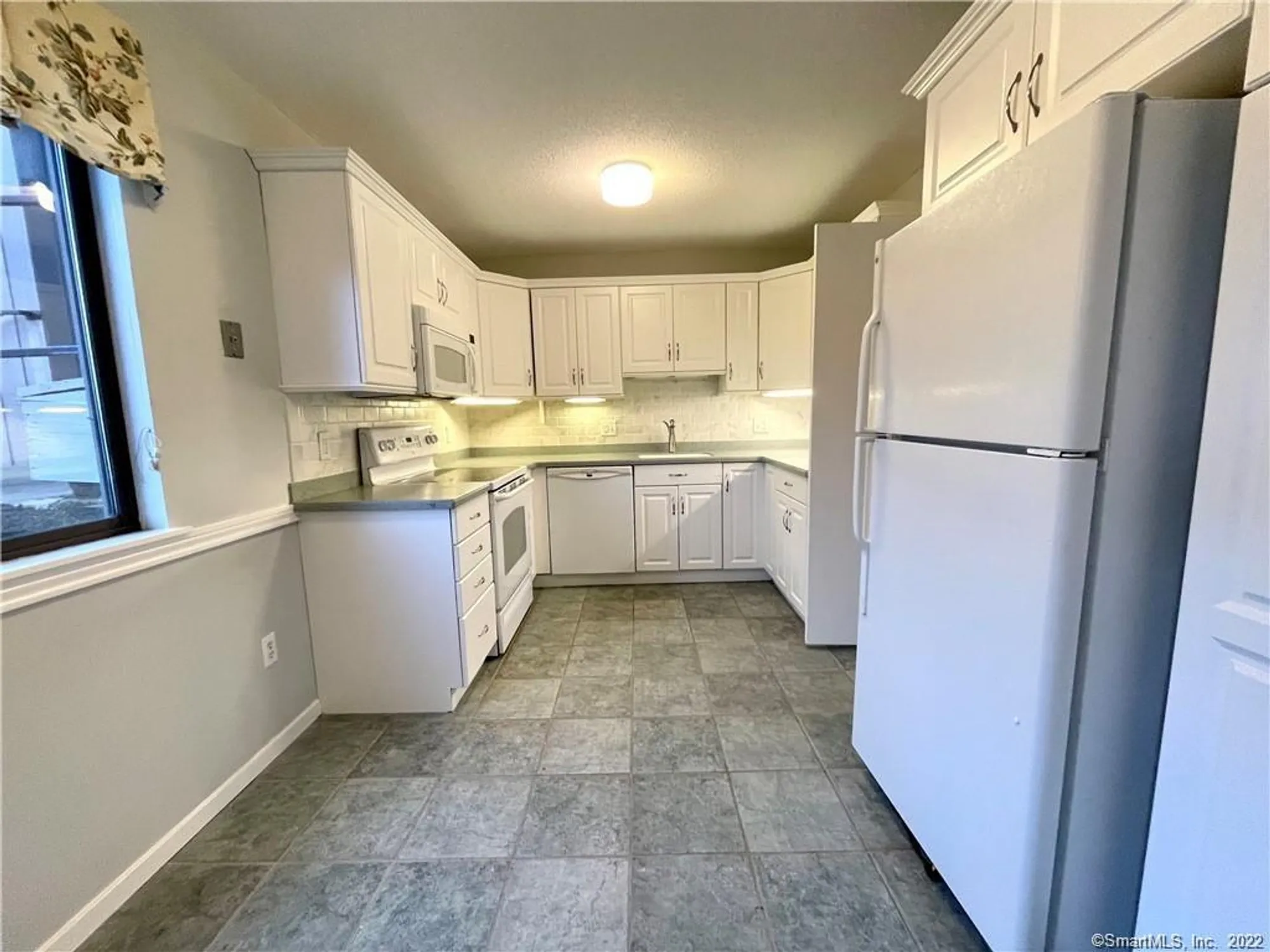 Property Slideshow image 5 of 15 | 20 heritage cir b, Southbury, CT, 06488