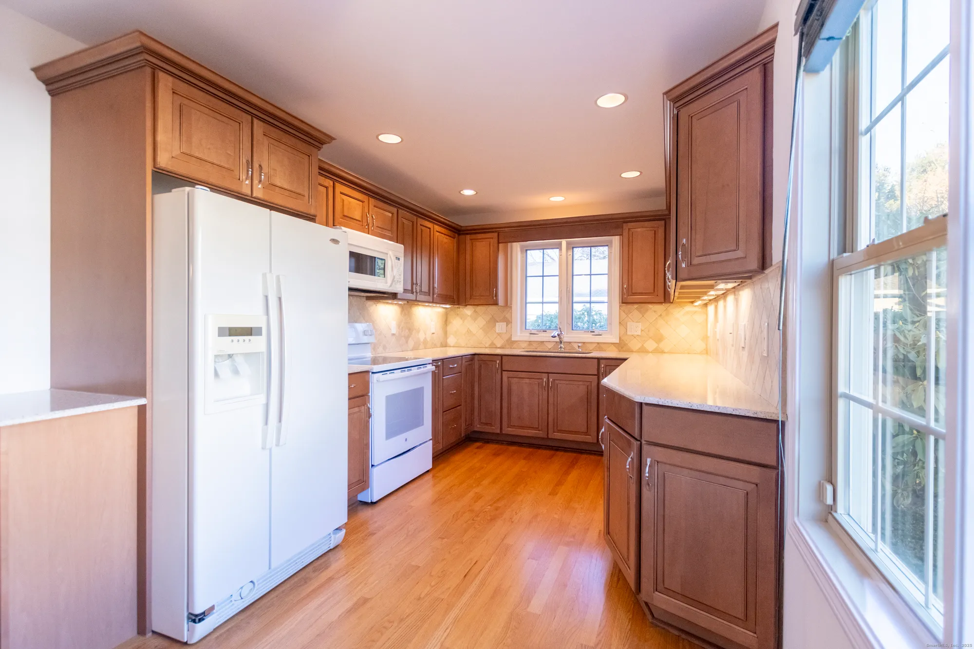 Property Slideshow image 8 of 37 | 5 cider mill ln, Trumbull, CT, 06611