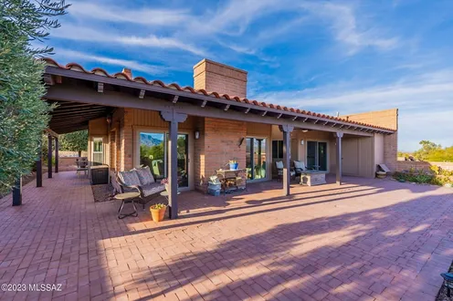 Single family home exterior view