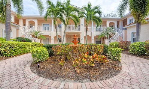 Plaza De Flores on Palmer Ranch