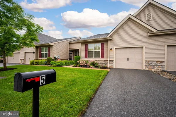 Property Slideshow image 3 of 23 | 5 fountainview dr # 23, Newark, DE, 19713