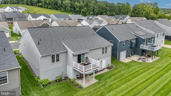 Property Slideshow image 3 of 41 | 2069 spring wood ln, Mechanicsburg, PA, 17055