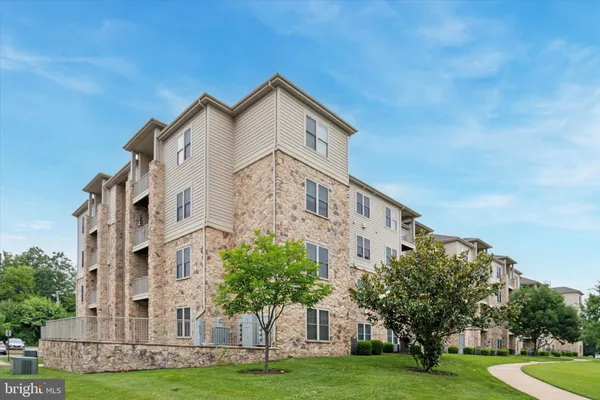 Property Slideshow image 2 of 25 | 3000 fountainview cir # 3206, Newark, DE, 19713