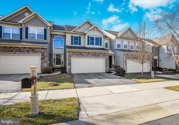 Property Slideshow image 2 of 43 | 433 pierce run, Newark, DE, 19702