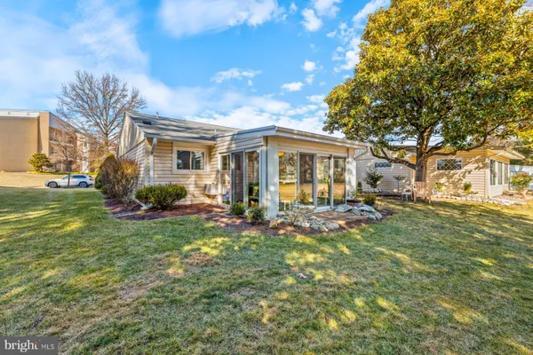 Property Slideshow image 2 of 30 | 15127 vantage hill rd # 6-b, Silver Spring, MD, 20906