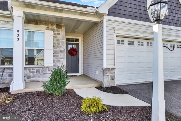 Property Slideshow image 2 of 25 | 922 shadowbrooke dr, Dover, PA, 17315