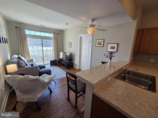 Property Slideshow image 3 of 15 | 1000 fountainview cir 311, Newark, DE, 19713