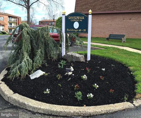 Property Slideshow image 2 of 13 | 44303 delaire landing rd 303, Philadelphia, PA, 19114