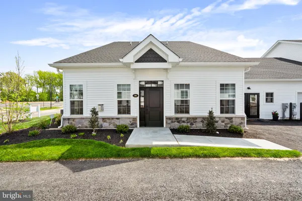 Property Slideshow image 2 of 6 | 29 cedar cir 15, Levittown, PA, 19055