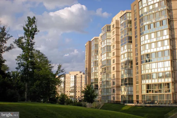 Property Slideshow image 3 of 25 | 19355 cypress ridge ter 1122, Leesburg, VA, 20176