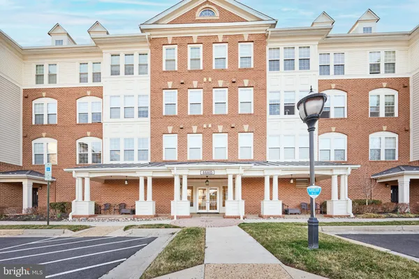 Property Slideshow image 2 of 49 | 44465 chamberlain ter 103, Ashburn, VA, 20147